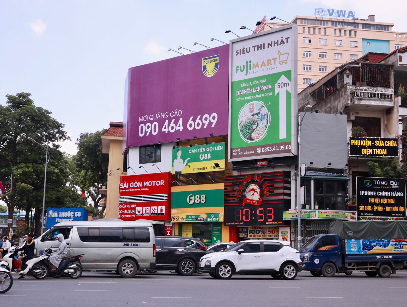 Nhan nhản những biển quảng cáo che kín mặt tiền các tòa nhà.