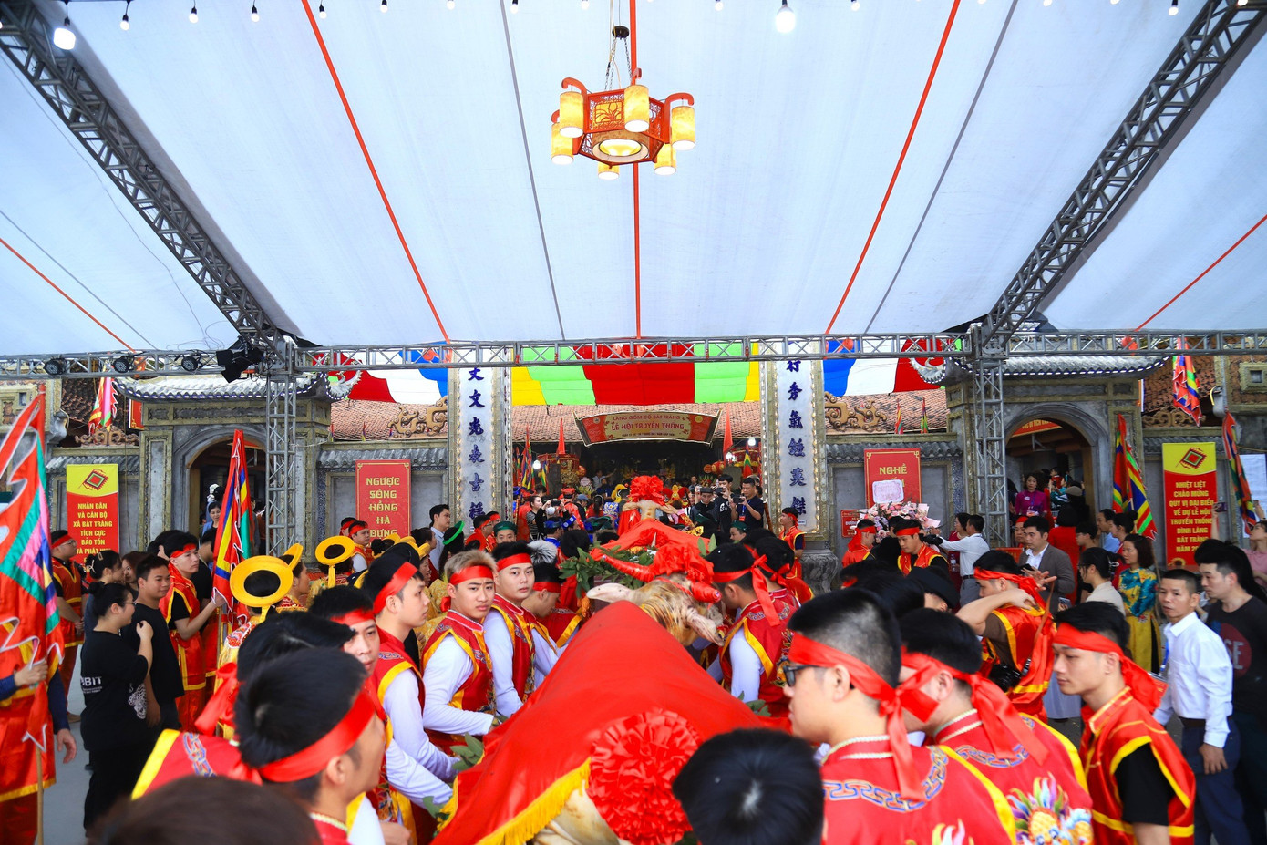 Trong sáng 14/2 (Âm lịch), dân làng dâng lễ Tam sinh (Trâu, Dê, Lợn ) sau đó hai đoàn rước thực hiện chương trình cấp thủy, rước nước và rước bộ. Đoàn cấp thủy, thực hiện nghi thức lấy nước dòng Nhị Hà vào chóe cúng dâng vào đại đình, dùng để cúng tế cả năm. Đoàn rước bộ, dâng hương tại Kim Trúc Tự, nhà thờ Bác Hồ, Đền Mẫu Bản Hương.