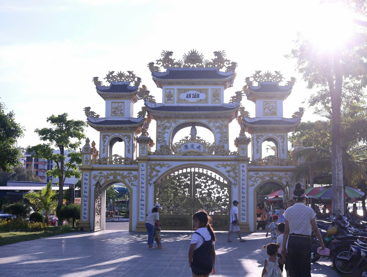 Tuy là ngày cuối cùng của dịp nghỉ lễ 2/9 nhưng chùa Bụt (Hoằng Trường, Hoằng Hóa, Thanh Hóa) vẫn thu hút khách thập phương đến tham quan, check-in.