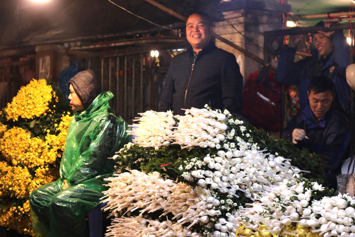 Tuy nhiên theo ghi nhận của phóng viên trong đêm trước ngày rằm tháng Giêng, chợ hoa Quảng An lại thưa thớt khách mua hàng.