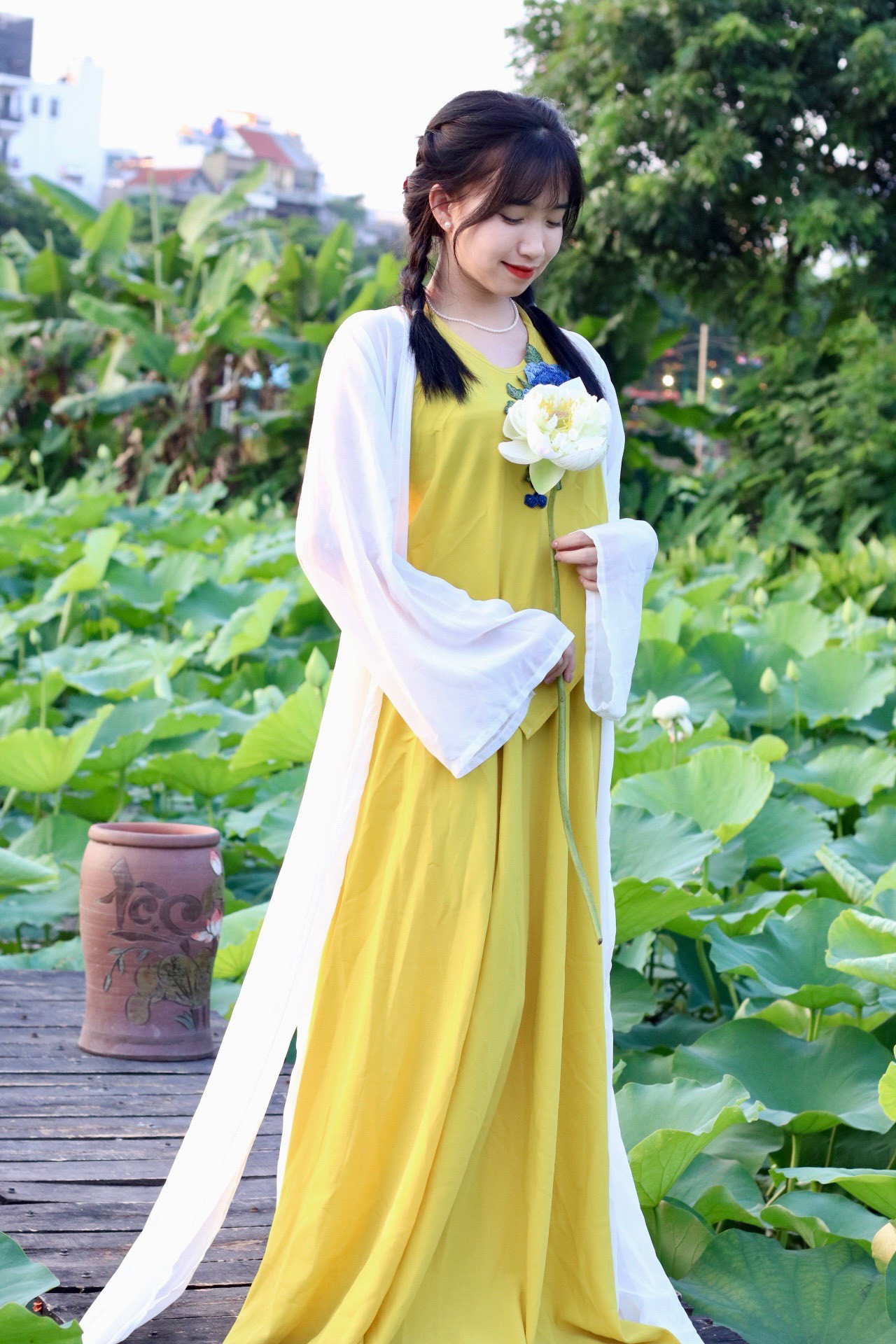 Theo anh Tây vì sen là quốc hoa của Việt Nam nên vào mùa nhiều chị em sẽ hay đặt lịch chụp với sen hơn các loại hoa khác: "Ai cũng muốn có cho mình một bộ ảnh chụp với loài hoa truyền thống của của đất nước, một phần vì vẻ đẹp thanh khiết, ý nghĩa cao đẹp của loài hoa, một phần vì họ cùng muốn giữ gìn bản sắc của dân tộc mình".