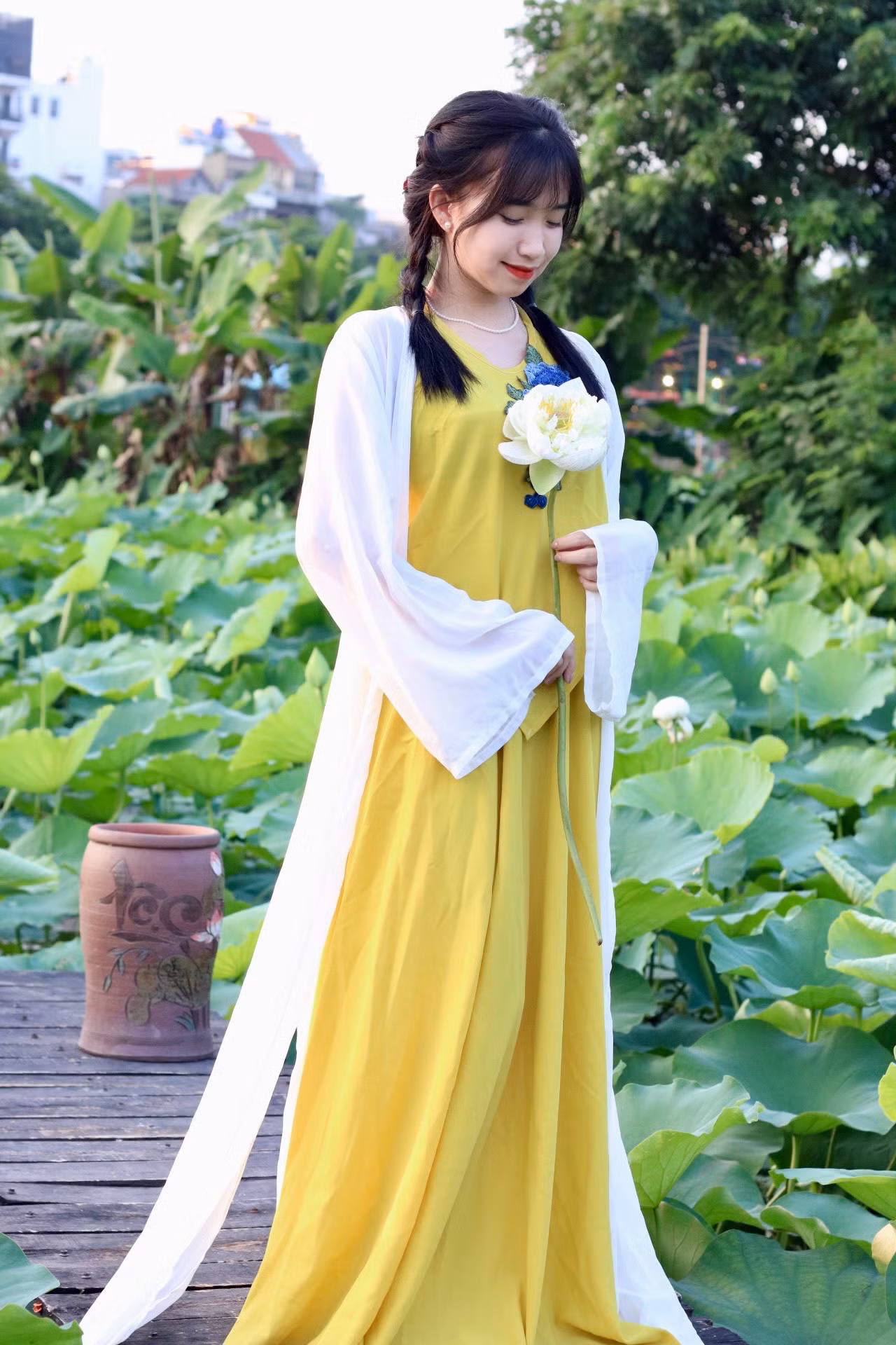 Theo anh Tây vì sen là quốc hoa của Việt Nam nên vào mùa nhiều chị em sẽ hay đặt lịch chụp với sen hơn các loại hoa khác: "Ai cũng muốn có cho mình một bộ ảnh chụp với loài hoa truyền thống của của đất nước, một phần vì vẻ đẹp thanh khiết, ý nghĩa cao đẹp của loài hoa, một phần vì họ cùng muốn giữ gìn bản sắc của dân tộc mình".