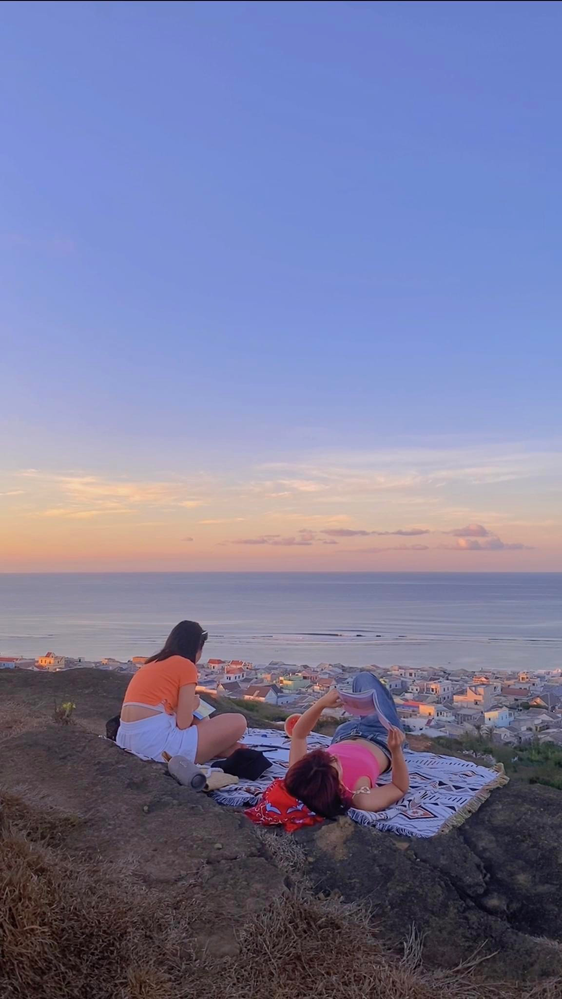 Sống trên đảo 2 tháng, Huyền vẫn chưa muốn quay trở lại đất liền. Với Huyền cuộc sống trên đảo cho mình rất nhiều. Từ sức khỏe cho đến tinh thần, cô gái trẻ cảm thấy phấn chấn và năng lượng hơn khi sống trên hòn đảo này. Không còn là một cô gái suy nghĩ nhiều nữa, Huyền sống tự do, vui vẻ, lạc quan như đã tìm được thế giới dành cho mình. Sống trên đảo 2 tháng, Huyền vẫn chưa muốn quay trở lại đất liền. Với Huyền cuộc sống trên đảo cho mình rất nhiều. Từ sức khỏe cho đến tinh thần, cô gái trẻ cảm thấy phấn chấn và năng lượng hơn khi sống trên hòn đảo này. Không còn là một cô gái suy nghĩ nhiều nữa, Huyền sống tự do, vui vẻ, lạc quan như đã tìm được thế giới dành cho mình.