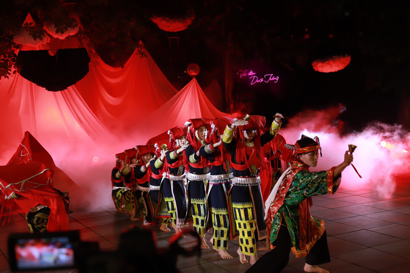 Điểm nhấn trong lễ khai mạc "Ngày hội văn hóa, du lịch Sa Pa tại Hà Nội” là chương trình nghệ thuật "Bốn phương trời - Việt Nam ơi" do nhóm thiếu nhi dân tộc Mông trình diễn; chương trình nghệ thuật "Vũ điệu dưới trăng" và hoạt động tái hiện không gian chợ phiên, chợ tình Sa Pa. Bên cạnh đó, ngày hội còn diễn ra các tiết mục nghệ thuật dân ca, dân vũ mang dấu ấn văn hóa truyền thống của 5 dân tộc thiểu số của Sa Pa: H'Mông, Dao Đỏ, Tày, Giáy, Xa Phó.