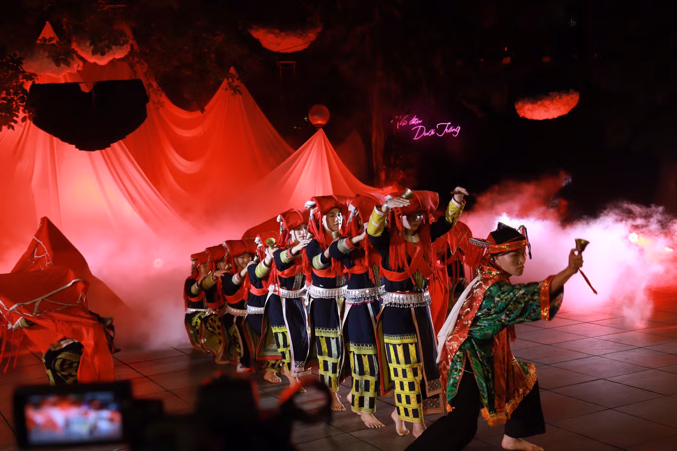 Điểm nhấn trong lễ khai mạc "Ngày hội văn hóa, du lịch Sa Pa tại Hà Nội” là chương trình nghệ thuật "Bốn phương trời - Việt Nam ơi" do nhóm thiếu nhi dân tộc Mông trình diễn; chương trình nghệ thuật "Vũ điệu dưới trăng" và hoạt động tái hiện không gian chợ phiên, chợ tình Sa Pa. Bên cạnh đó, ngày hội còn diễn ra các tiết mục nghệ thuật dân ca, dân vũ mang dấu ấn văn hóa truyền thống của 5 dân tộc thiểu số của Sa Pa: H'Mông, Dao Đỏ, Tày, Giáy, Xa Phó.