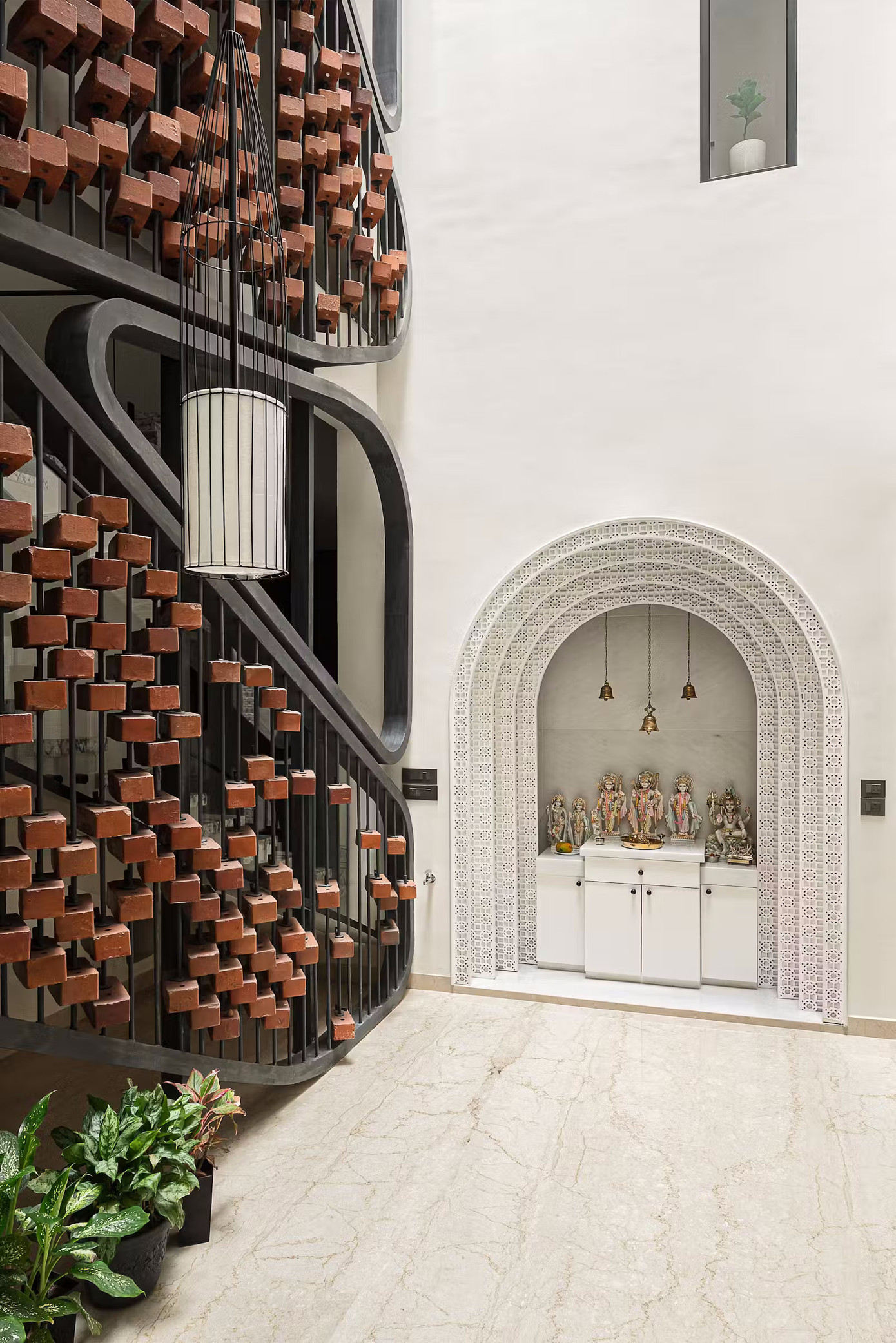 Sân trong trung tâm là không gian kết nối vừa là chỗ ngồi hành lễ, mở tầm nhìn lẫn âm thanh giữa các tầng.