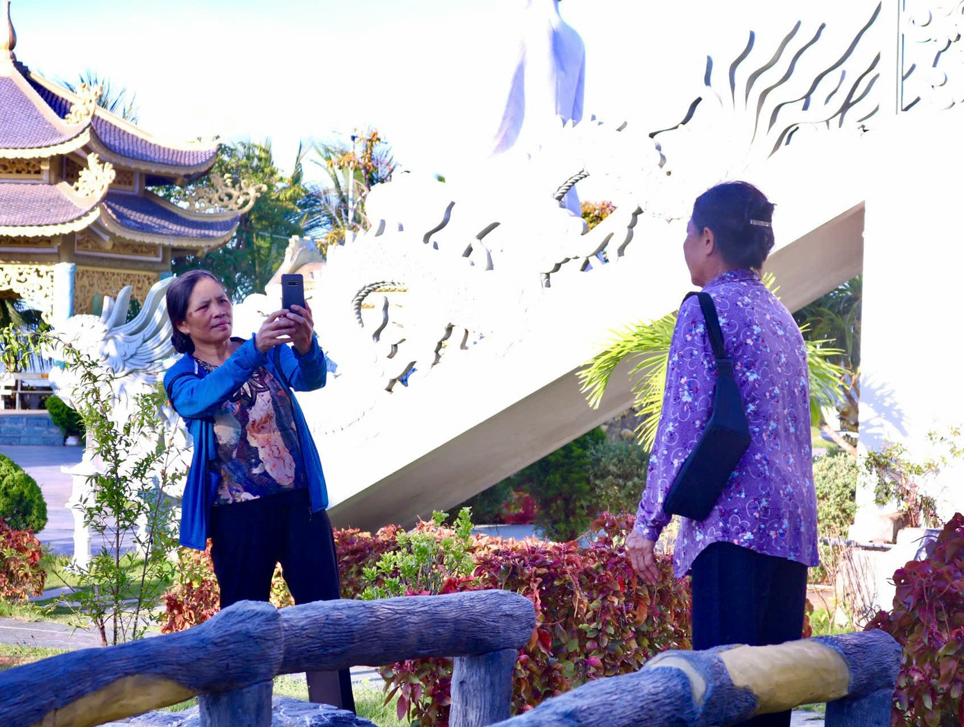 Khách đến dâng hương, tham quan chùa không quên chụp lại vài tấm hình để làm kỷ niệm.