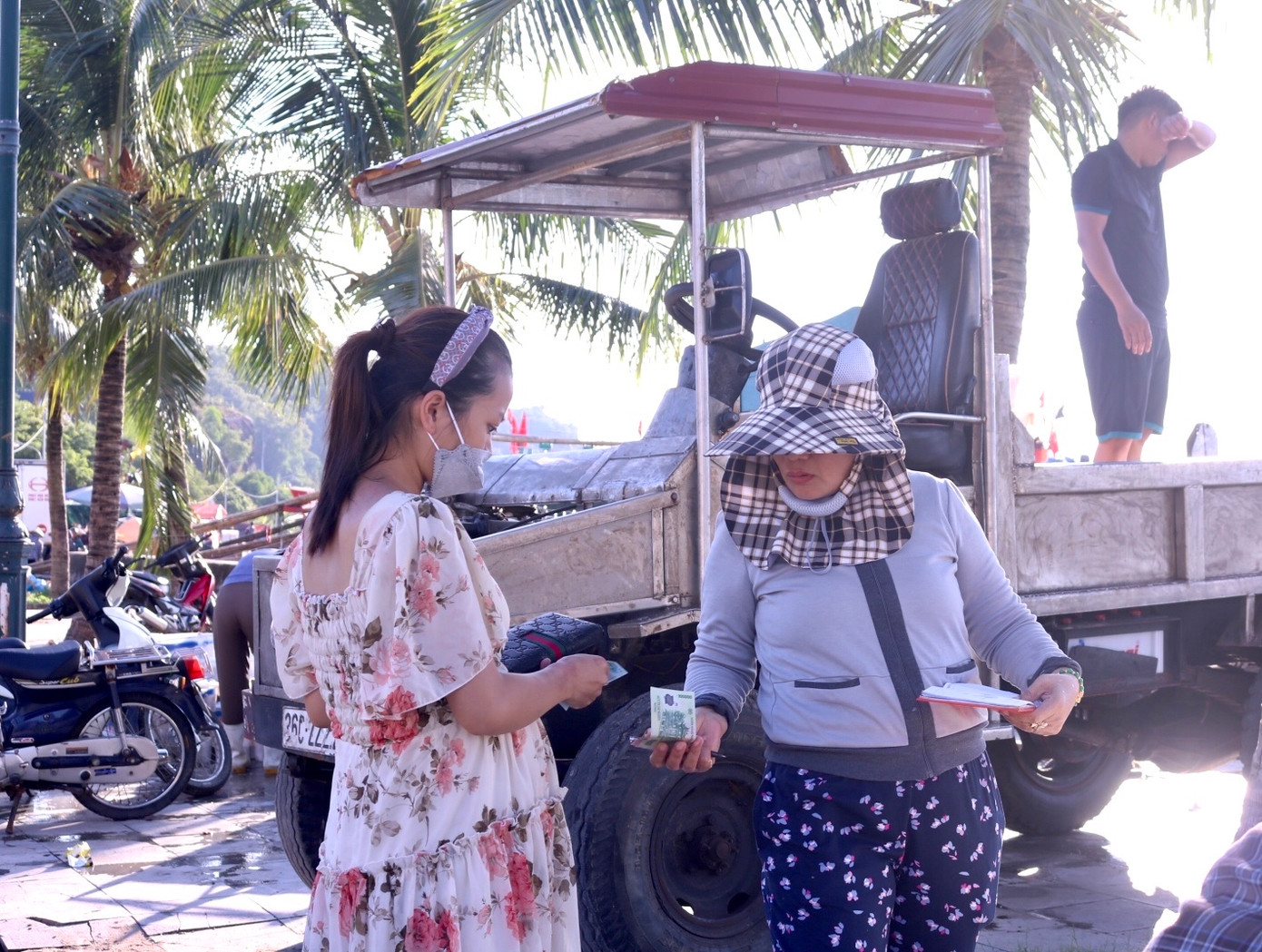 Du khách về biển Hải Tiến nghỉ dưỡng cũng tranh thủ trước khi kết thúc kỳ nghỉ lễ đến bến thuyền để mua được cá tươi về ăn và làm quà cho người thân.