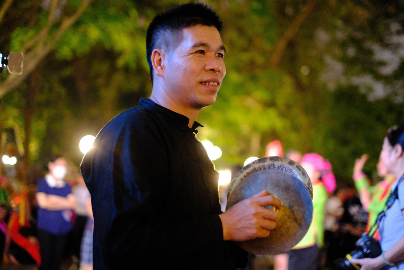 Nhiều dụng cụ âm nhạc dân tộc được người dân đưa từ bản về phố để biểu diễn cho du khách thưởng thức ngay trong đêm hội.