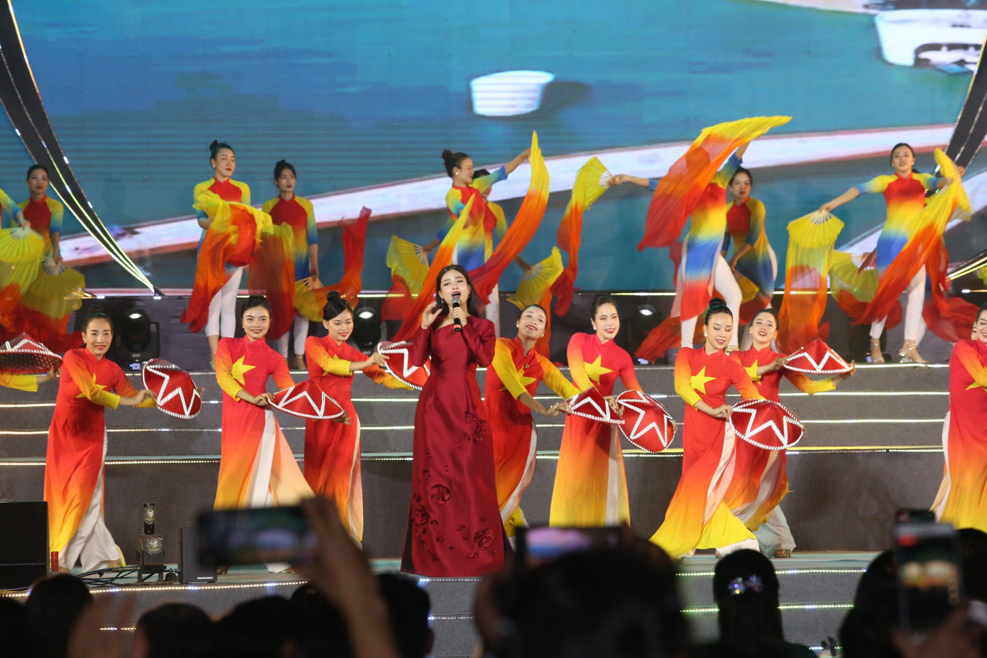 Nhiều tiết mục văn nghệ đặc sắc diễn ra trong lễ khai mạc.