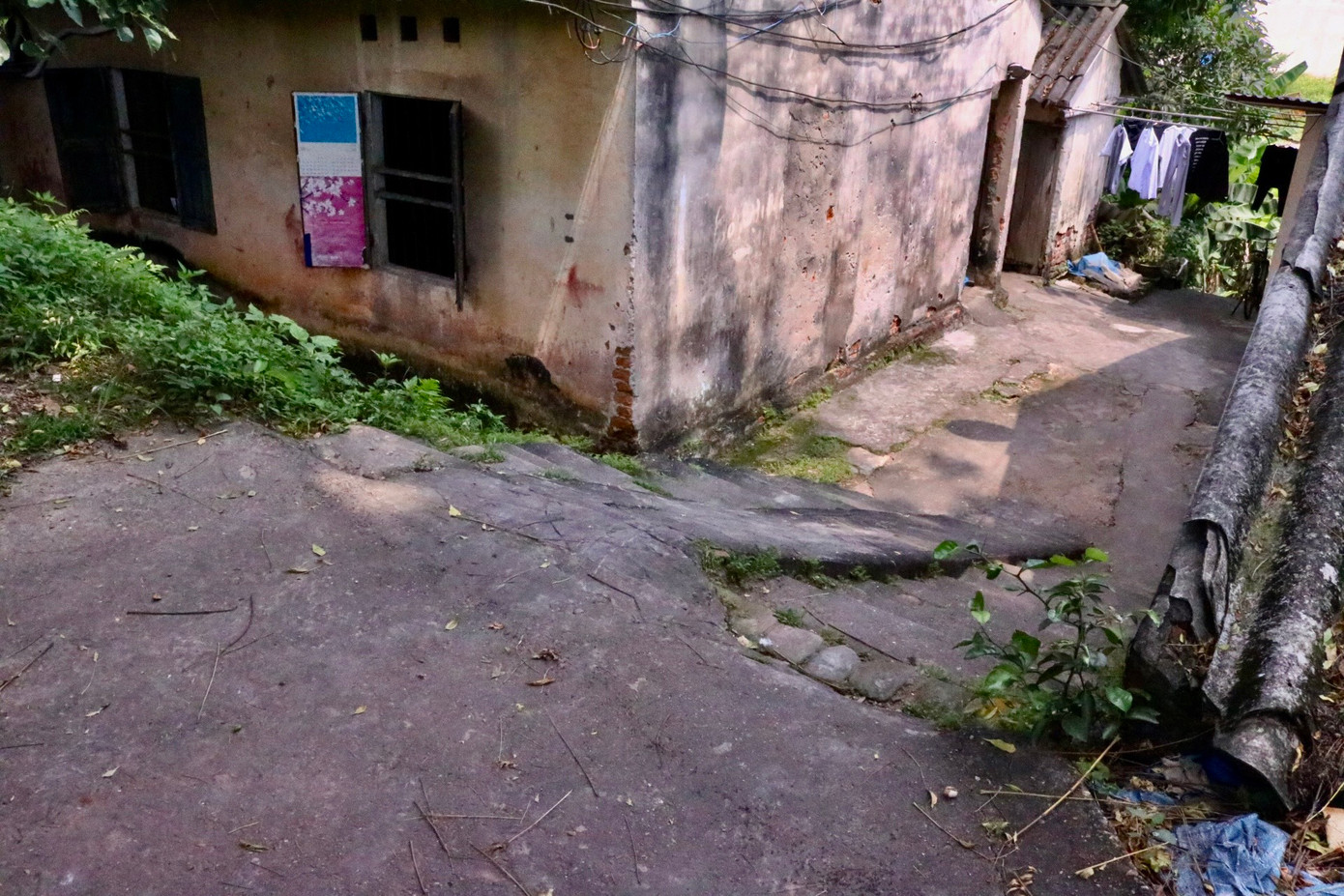 Con đường dẫn xuống khu tập thể rất dốc nhưng người dân nơi đây vẫn hằng ngày phải đi lên, đi xuống. Vào những hôm trời mưa, rêu mọc, dốc trơn, nhiều người bị té ngã.