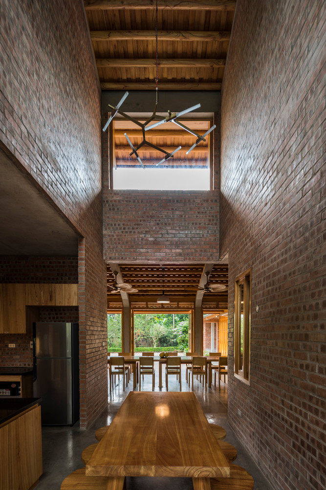 Hướng tiếp cận phía sau từ cửa nhỏ gần khu bếp và kho, tiện dụng cho việc tiếp cận các khu phụ mà không qua cửa chính.