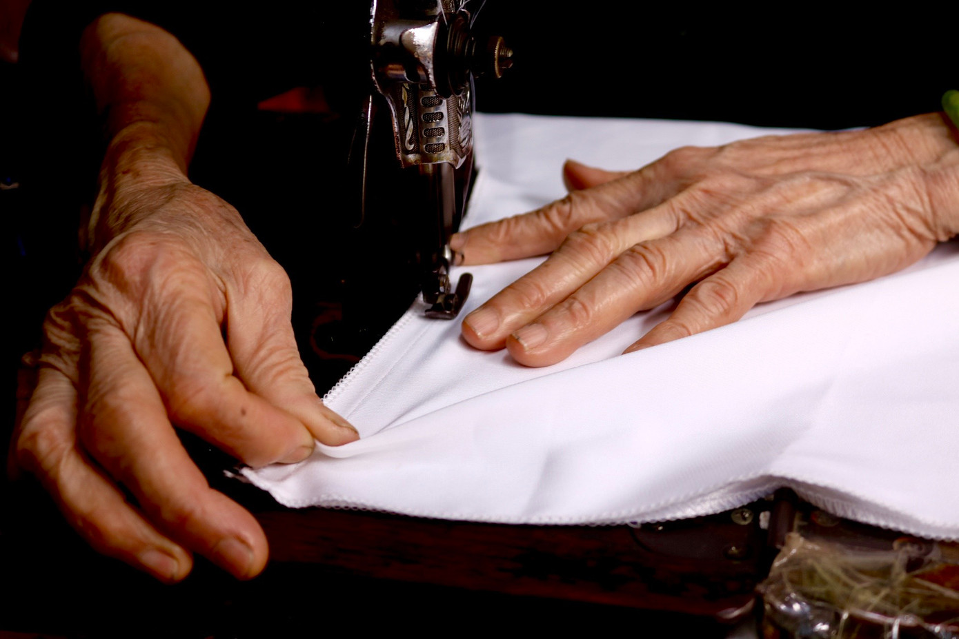 Từ tiệm may nhỏ này, bà đã kiếm thêm tiền trang trải cho cuộc sống và nuôi lớn 7 người con ăn học thành tài. 7 người con của bà ai cũng tốt nghiệp đại học, có những người con tốt nghiệp đến 2 trường và ai cũng đều có công ăn việc làm ổn định. Từ tiệm may nhỏ này, bà đã kiếm thêm tiền trang trải cho cuộc sống và nuôi lớn 7 người con ăn học thành tài. 7 người con của bà ai cũng tốt nghiệp đại học, có những người con tốt nghiệp đến 2 trường và ai cũng đều có công ăn việc làm ổn định.