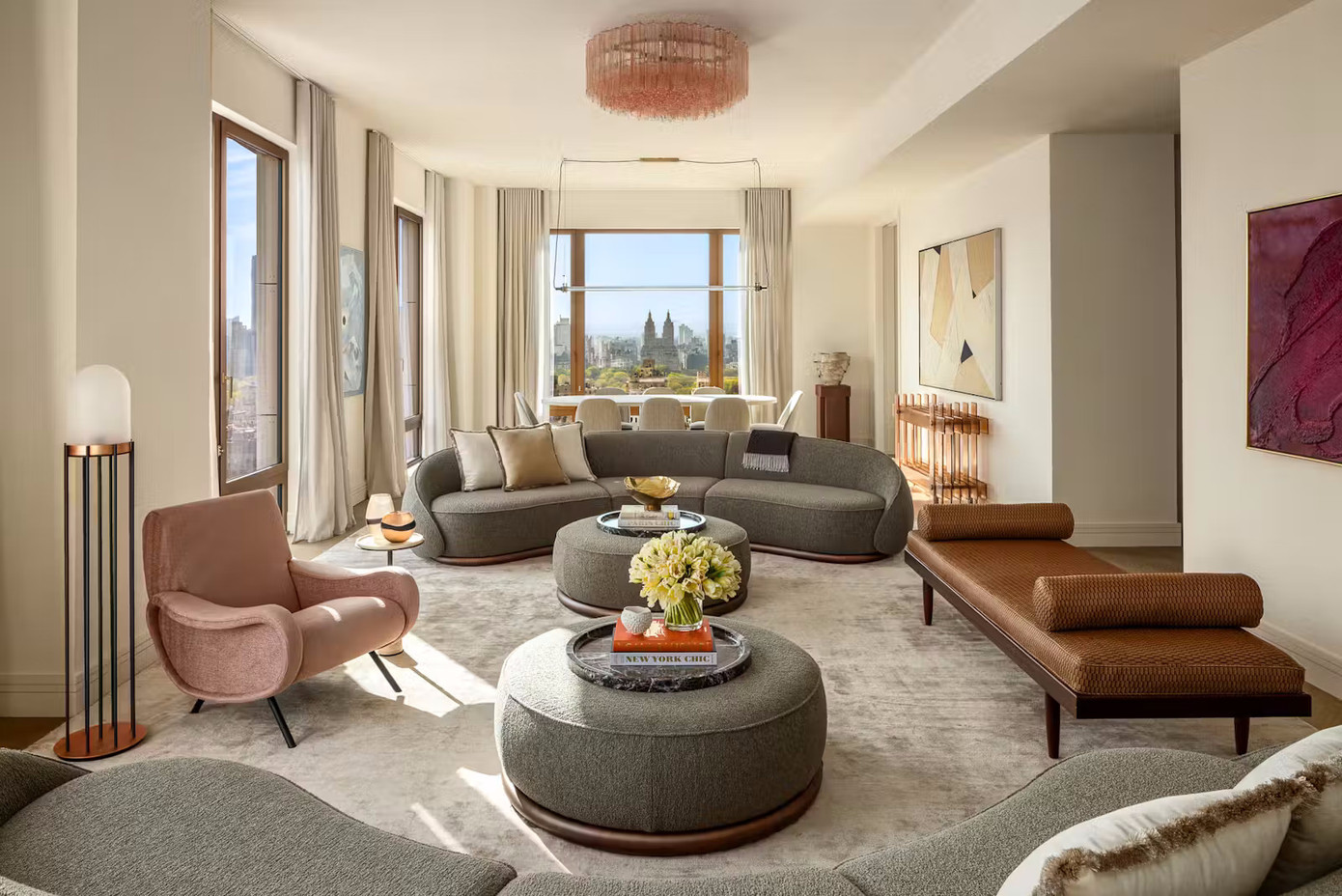 Căn hộ sang trọng với 5 phòng ngủ, 4 nhà vệ sinh lớn và một nhà vệ sinh phụ cùng nhiều không gian khác như nhà bếp, không gian thư giãn,...