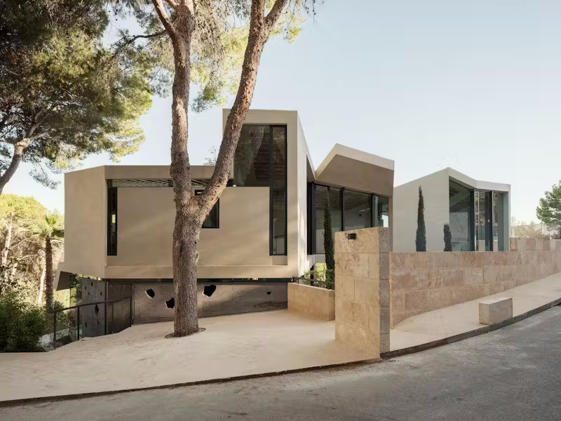 Trên nền "tấm gấp" này, các yếu tố bổ trợ như vách kính không khung cao sát trần, cánh cửa rời hay những khối kiến trúc rải rác được thiết kế như nội thất độc lập hoặc những khối điêu khắc mang hình dáng đá tảng được đặt vào để hoàn thiện không gian sống.