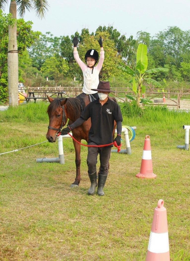 Những ngày cuối tuần, phụ huynh hay đưa con đến để trải nghiệm hoạt động cưỡi ngựa, các bé từ 7 tuổi trở lên có thể tham gia.