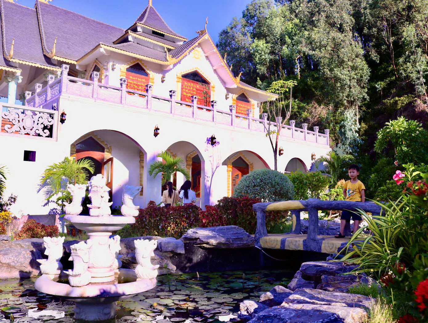 Chùa mở cửa quanh năm, vào dịp lễ, Tết nơi đây nhộn nhịp vì đông đảo người dân và du khách đến tham quan.