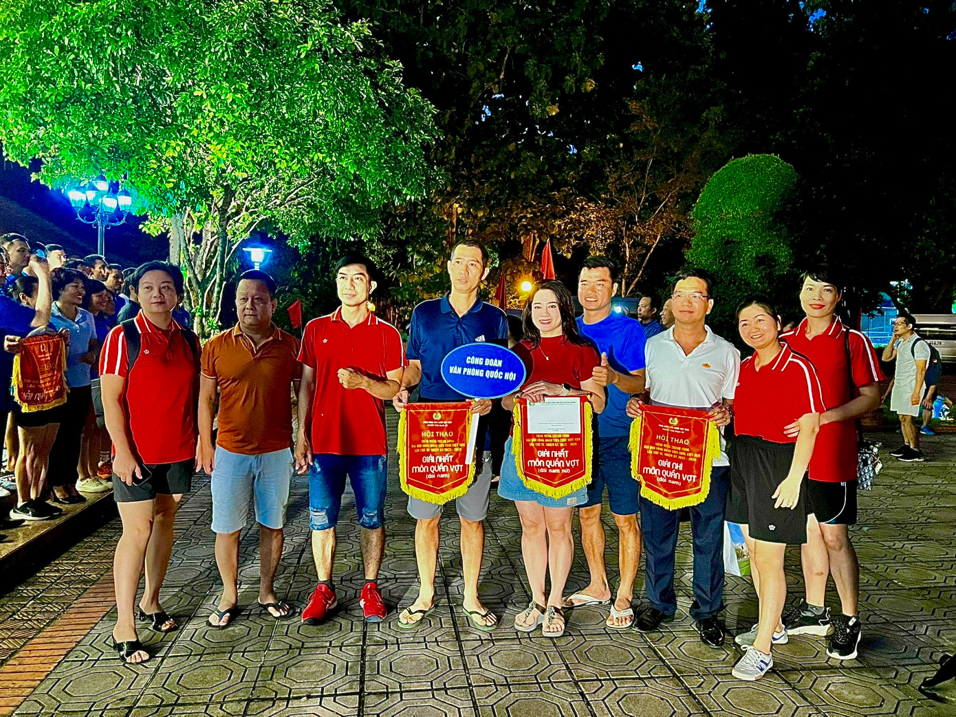 Các VĐV giải quần vợt chụp hình cùng cờ lưu niệm Các VĐV giải quần vợt chụp hình cùng cờ lưu niệm