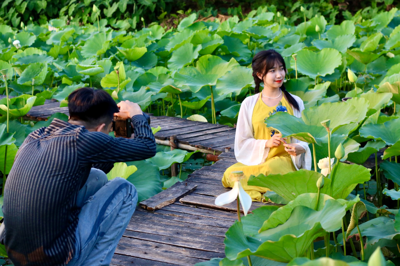 Anh Nguyễn Trọng Tây hiện đang làm công việc chụp ảnh tự do quanh Hà Nội cho biết hiện tại anh nhận chụp ảnh với mức giá 2 triệu đồng/buổi chụp đã bao gồm trang điểm và trang phục, nếu số lượng người đông hơn thì phí sẽ cao hơn. Số lượng ảnh chụp sẽ không giới hạn mà tùy theo yêu cầu của khách hàng.