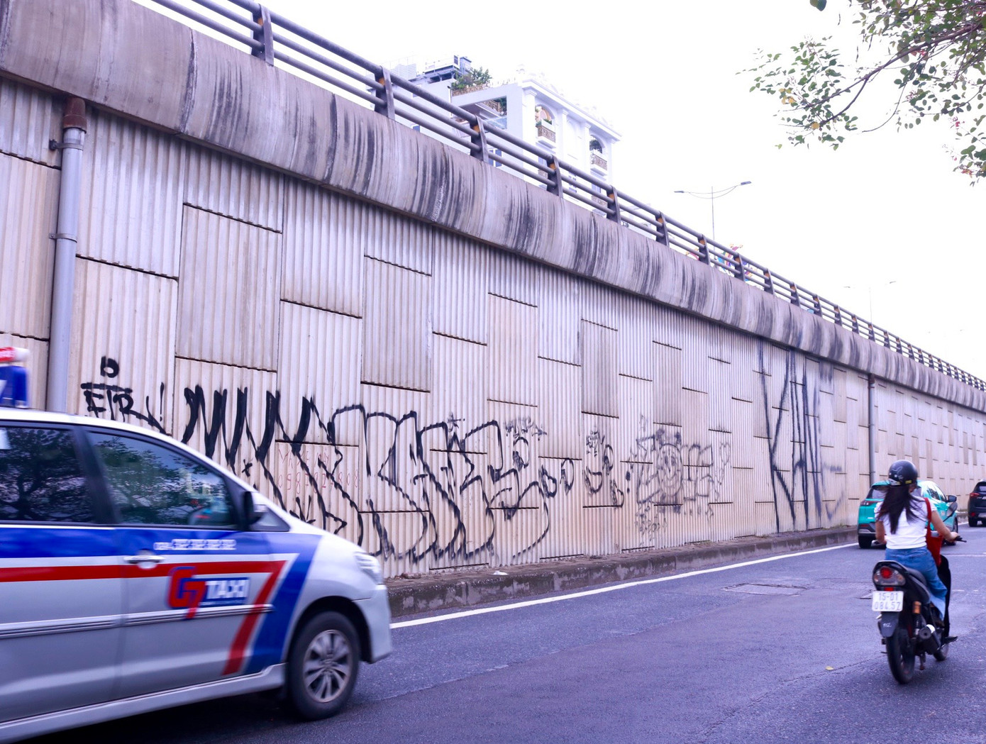 Những mảng tường trống như "tấm giấy nháp" cho nhiều đối tượng đam mê bộ môn nghệ thuật đường phố graffiti "luyện tay nghề".