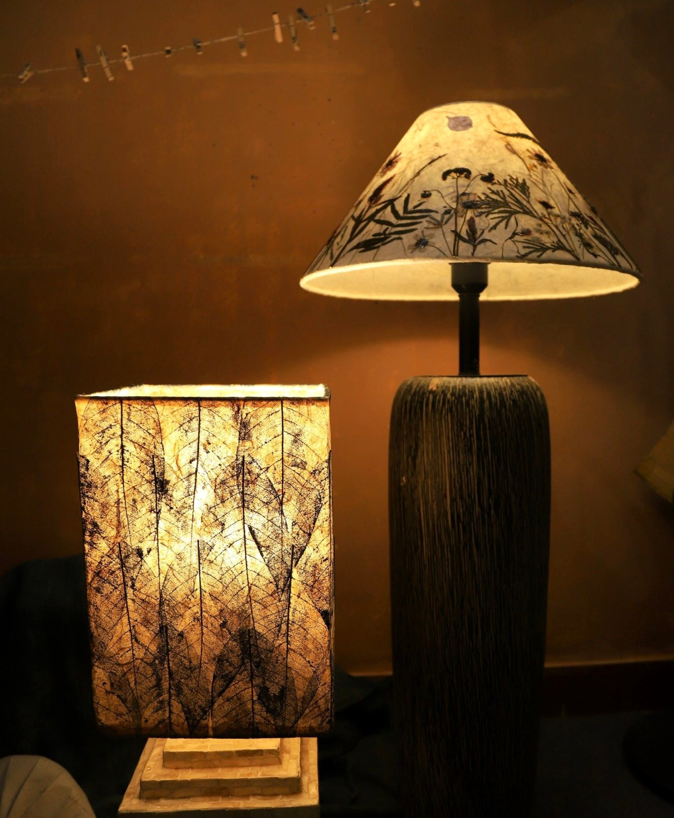 “Gần Tết có nhiều doanh nghiệp, khách hàng lẻ mua về trang trí nhiều hơn so với bình thường. Mình thường có những đợt khách theo từng đợt như theo từng đợt lễ của Việt Nam. Đầu năm mọi người hay mua quạt nhiều về để đi chụp ảnh với cổ phục hay áo dài, hay đi chùa, hoặc mua làm phụ kiện. Rồi các nhiếp ảnh gia mua về chụp cho khách nữa, đặc biệt đầu năm vào ngày mùng 8 tháng 3 mọi người sẽ mua nhiều về tặng cho các chị em trong các cơ quan đoàn thể...” – Đoàn Thái Cúc Hương chia sẻ.