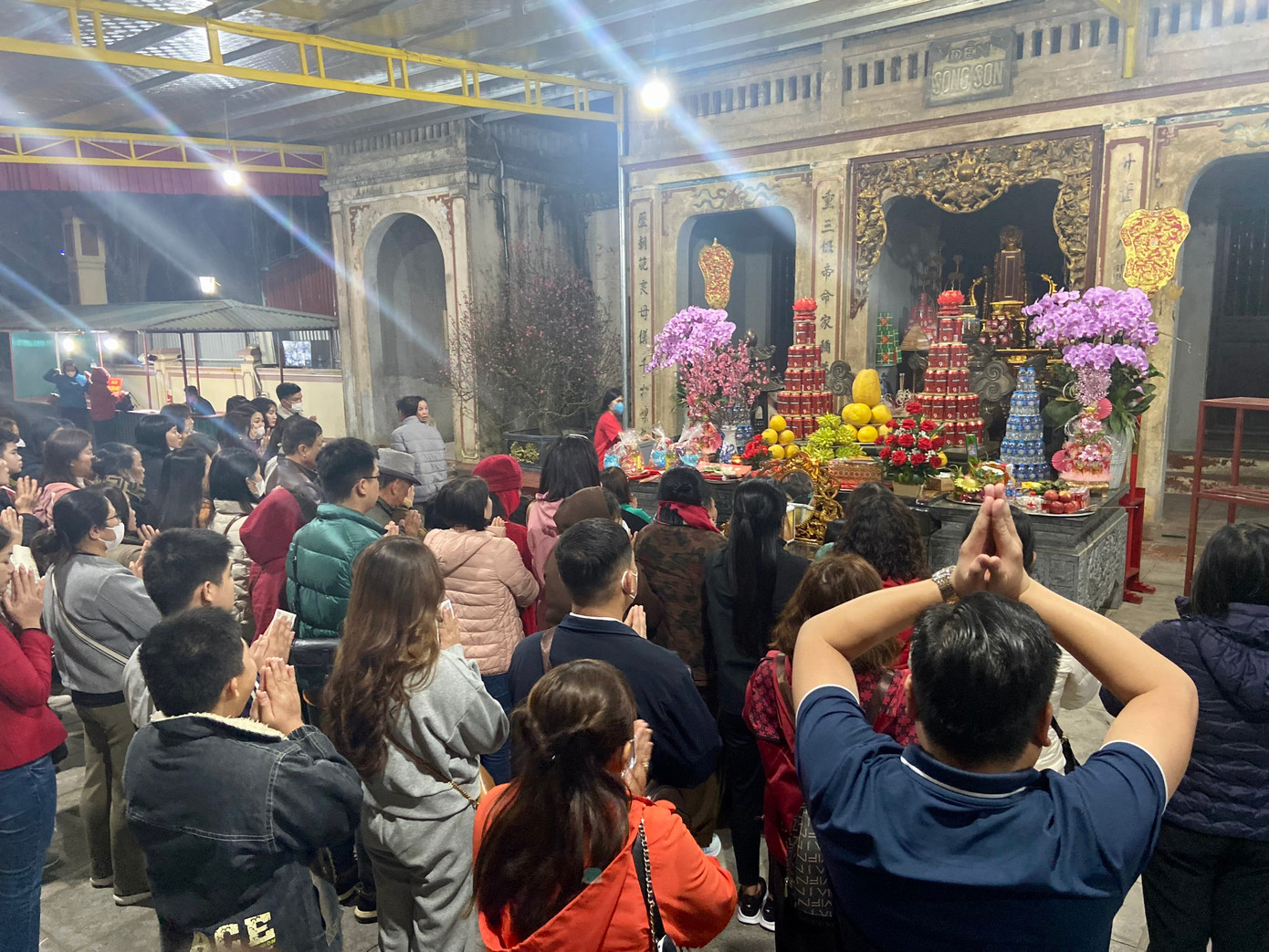 Đền Sòng được xây dựng theo kiến trúc kết hợp giữa kiểu dáng thời Lê Trung Hưng và thời Nguyễn nên mang đậm nét truyền thống đình, đền Việt Nam.