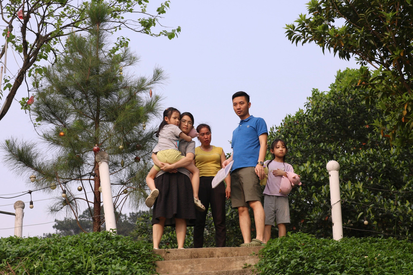 Không cần mất quá nhiều thời gian để tìm kiếm hay di chuyển, Hồ Đồng Đò (Sóc Sơn) nằm cách trung tâm thành phố Hà Nội khoảng 40km gần đây đang thu hút hàng nghìn người đến trải nghiệm cắm trại mỗi tuần. Thời điểm giao mùa này, đến hồ Đồng Đò du khách sẽ dễ dàng cảm nhận được sự thanh mát, trong lành của khí hậu nơi đây. Trời mát dịu, gió hiu hiu cả ngày. Không những được hòa mình vào giữa đồi thông mà khi đến đây còn được trải nghiệm dịch vụ chèo thuyền giữa hồ.