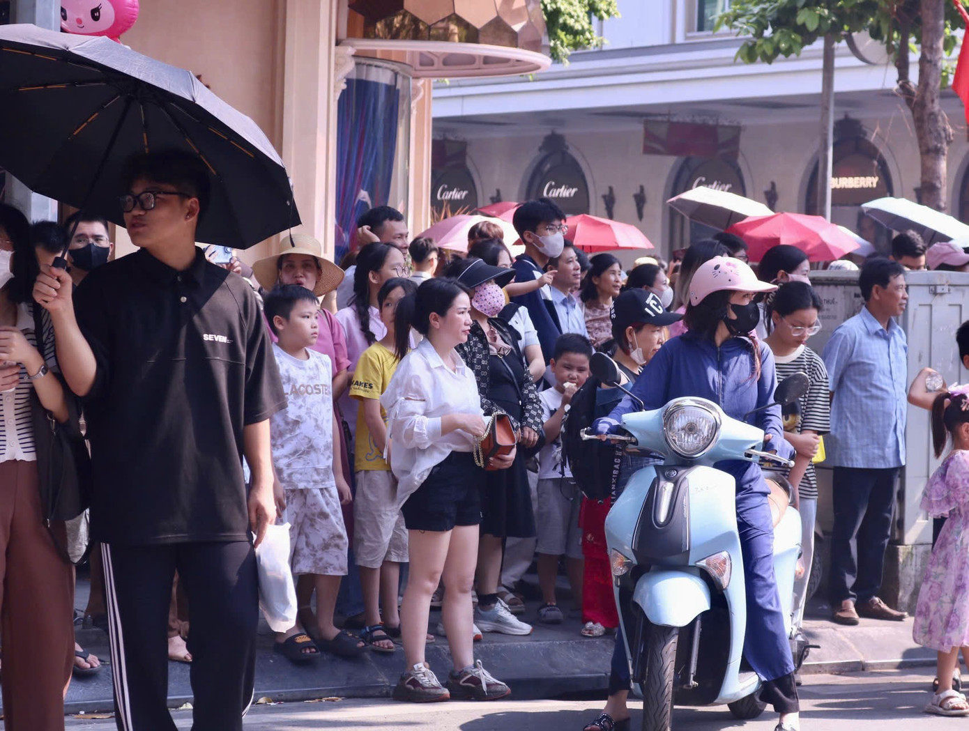 Không gian phố đi bộ quanh hồ là điểm tổ chức chính của Ngày hội Văn hóa vì Hòa bình sẽ mở cửa cho người dân vào lúc 10 giờ 30, vì thế những người đến sớm đều tập trung ở các tuyến phố lân cận như Hai Bà Trưng, Hàng Bài, Hàng Khay,...