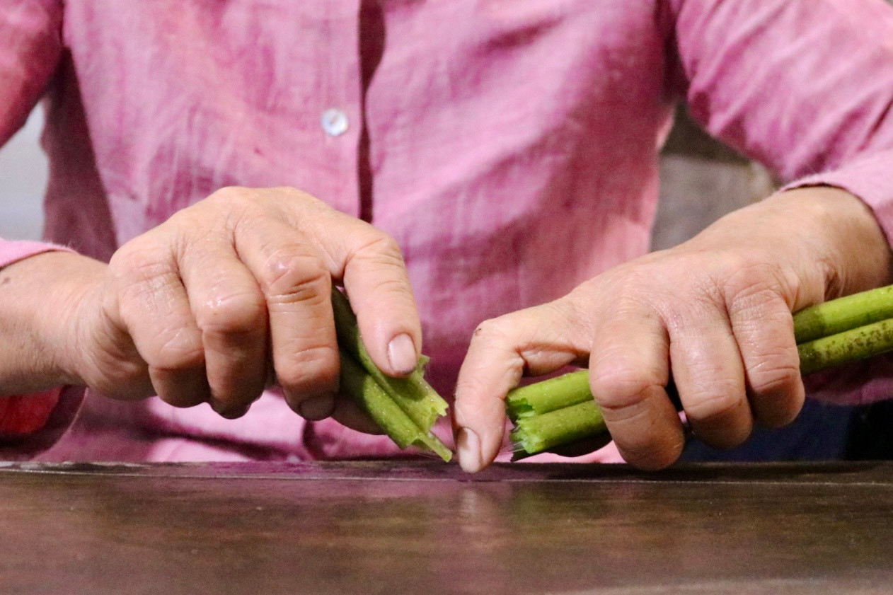 Mỗi thân sen sẽ làm ra sợi tơ dài khoảng một mét. Đối với những thợ lành nghề, thạo việc trung bình mỗi ngày có thể rút được khoảng 200-250 cuống sen. Mỗi thân sen sẽ làm ra sợi tơ dài khoảng một mét. Đối với những thợ lành nghề, thạo việc trung bình mỗi ngày có thể rút được khoảng 200-250 cuống sen.