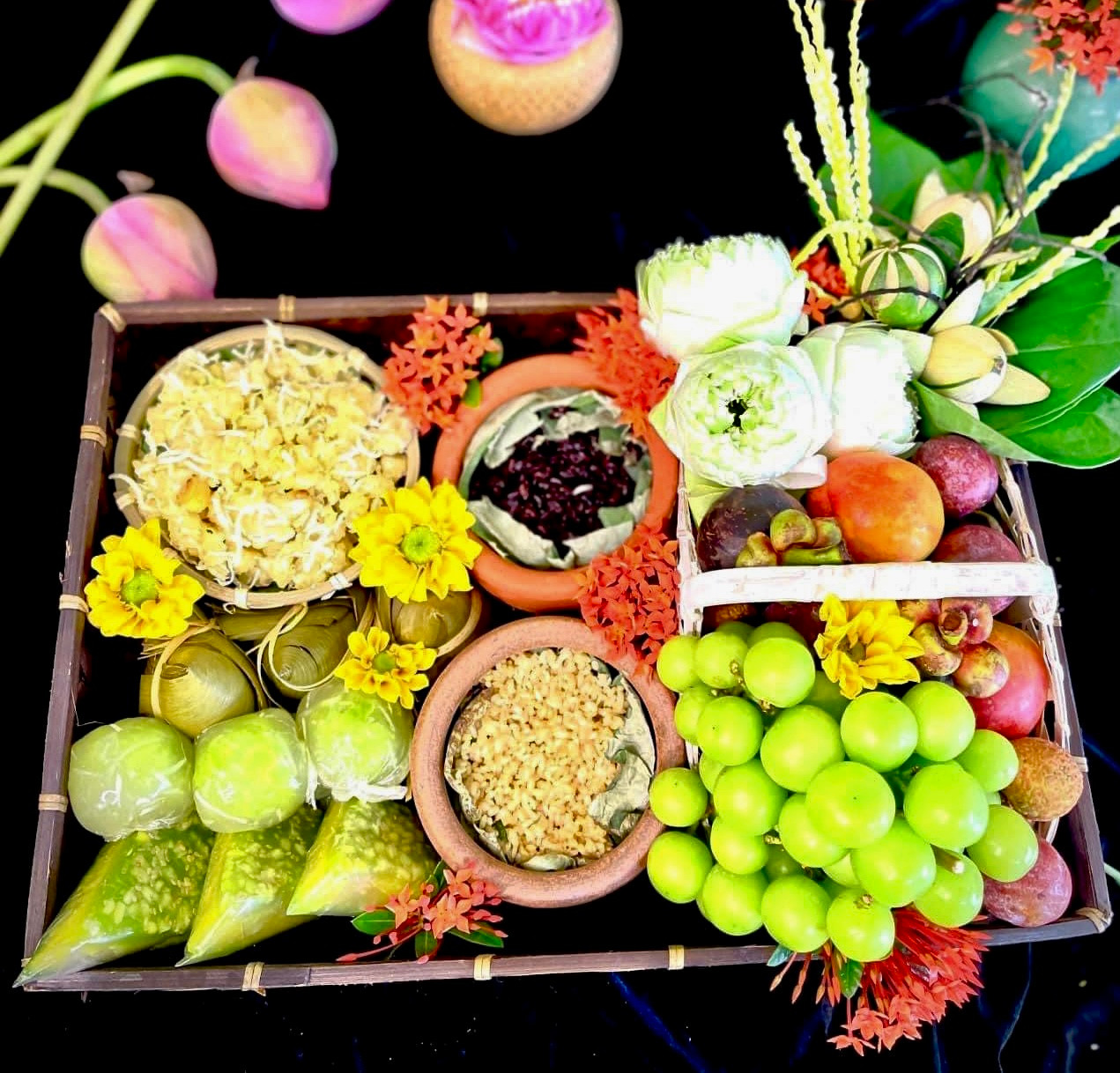 Những mâm cỗ cúng Tết Đoan ngọ được trang trí bắt mắt.