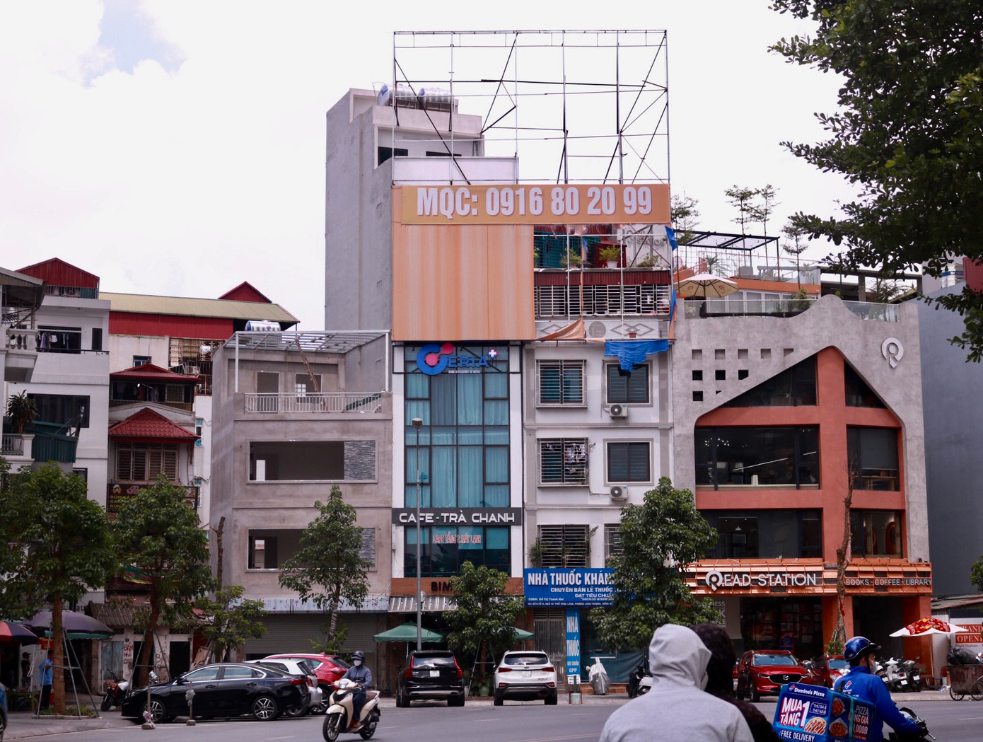 Khung biển quảng cáo dạng tấm lớn nằm chễm chệ trên nóc căn nhà tại đường Huỳnh Thúc Kháng kéo dài.