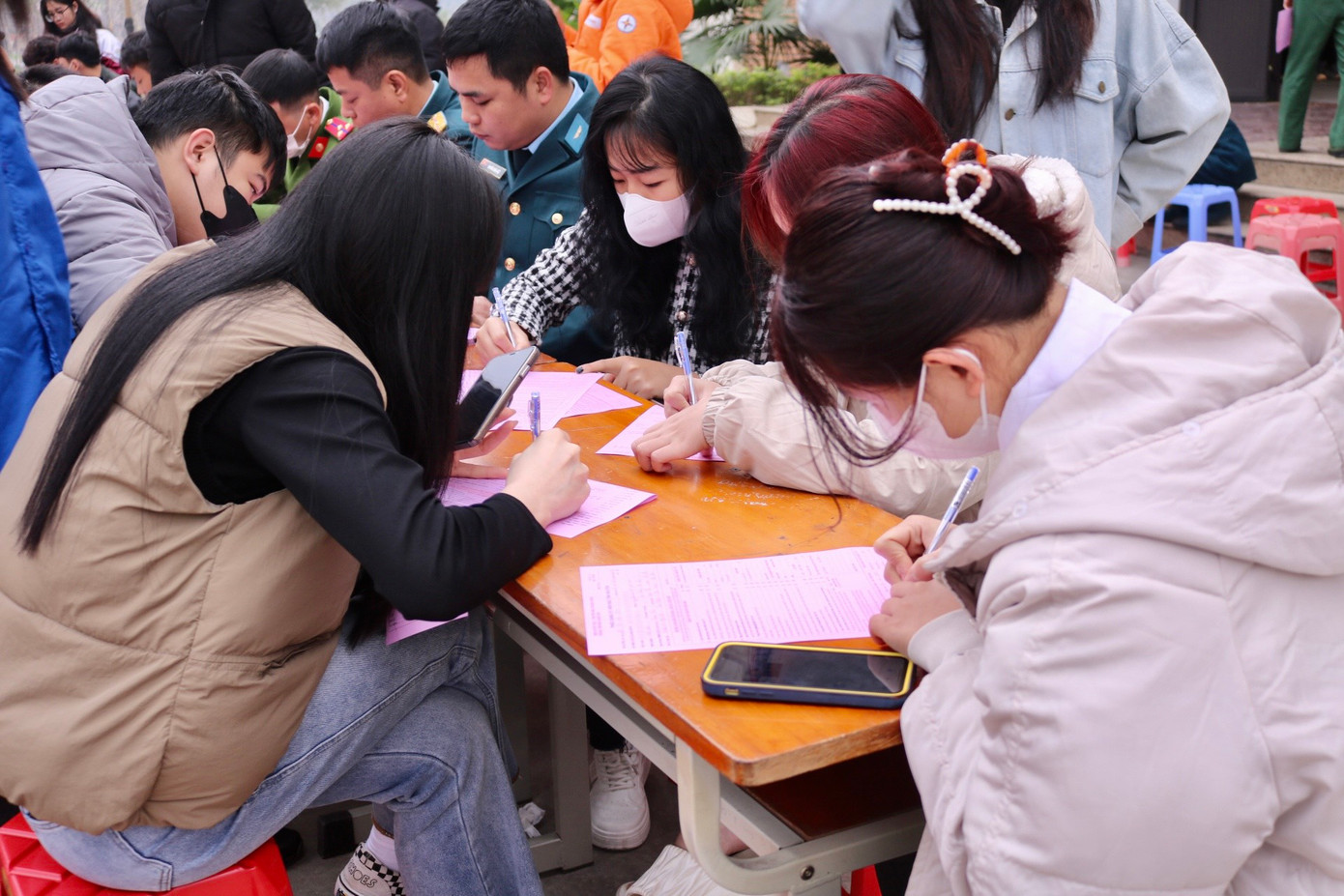 Dù thời tiết đang vào đợt rét đậm, rét hại nhưng từ sáng sớm đã có hàng trăm bạn trẻ đến đăng ký hiến máu và lan tỏa thông điệp Chủ Nhật Đỏ lần thứ XVI năm 2024.