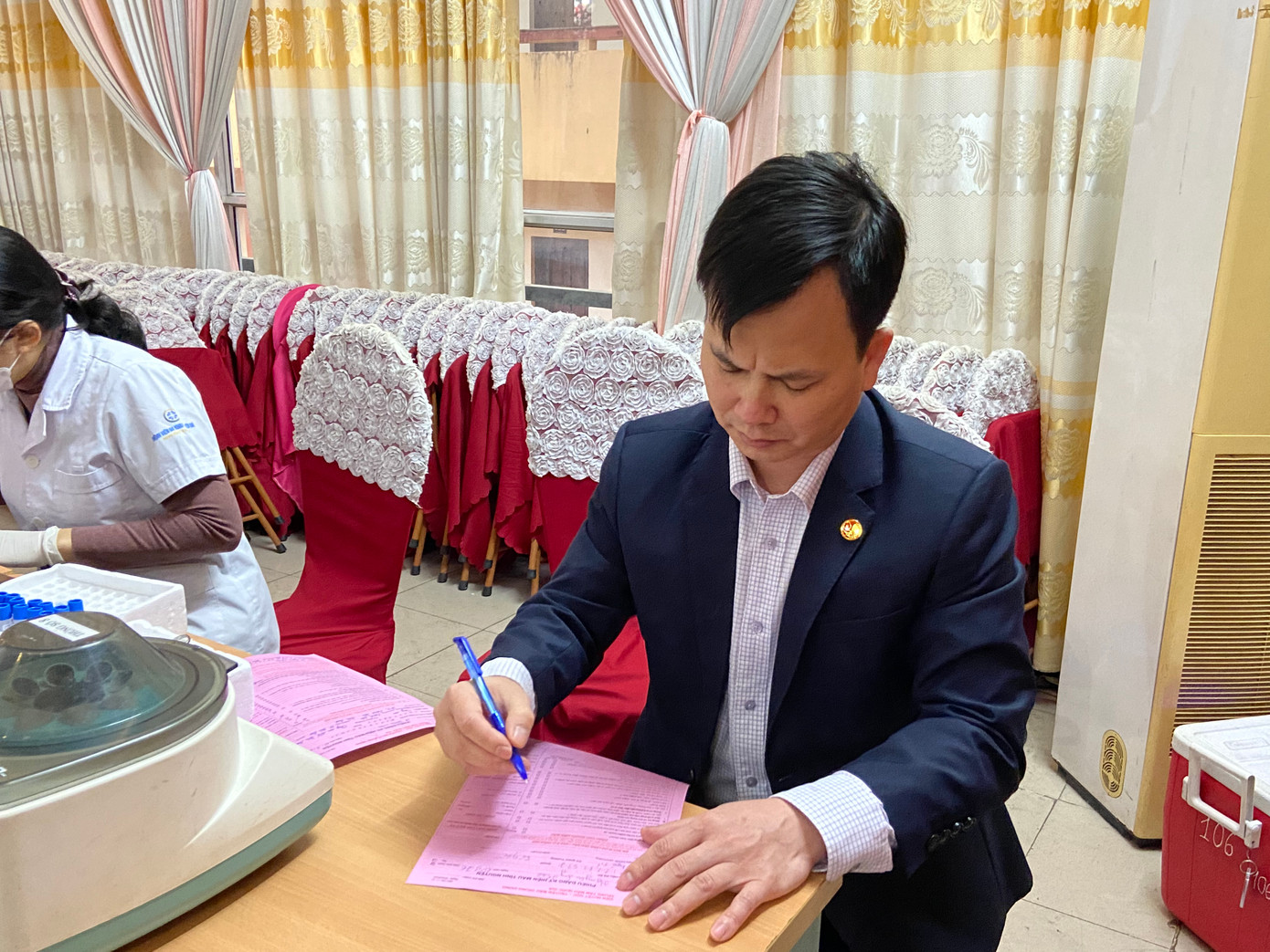 Cùng với đoàn thanh niên, nhiều cán bộ lãnh đạo ban ngành địa phương, học sinh, sinh viên, đặc biệt là có nhiều cán bộ chiến sỹ công an trên địa bàn cũng tham gia hiến máu hưởng ứng nghĩa cử cao đẹp &quot;một giọt máu cho đi, một cuộc đời ở lại&quot;.