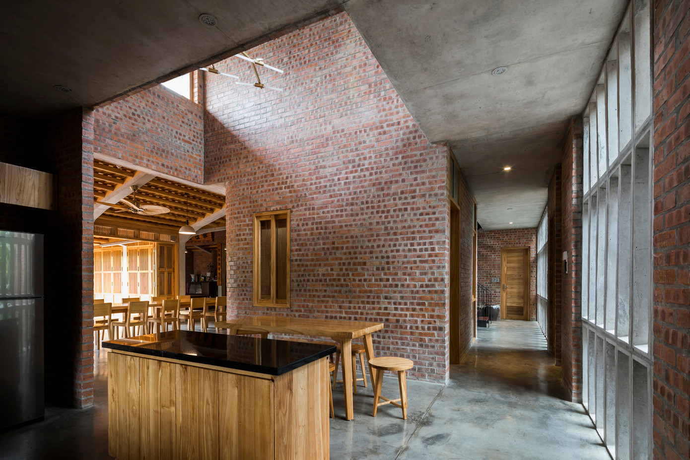 Các tiện ích như bếp, kho và hai phòng ngủ chính được bố trí phía sau nhà. Ba phòng ngủ dành cho khách được đặt tại tầng hai, nơi có thể phóng tầm mắt ra khung cảnh cây xanh tươi tốt xung quanh.