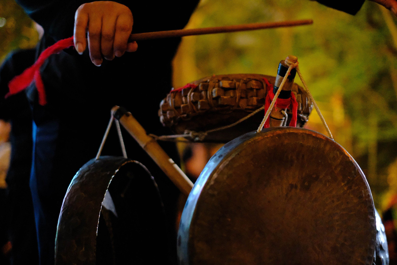 Nhiều dụng cụ âm nhạc dân tộc được người dân đưa từ bản về phố để biểu diễn cho du khách thưởng thức ngay trong đêm hội.