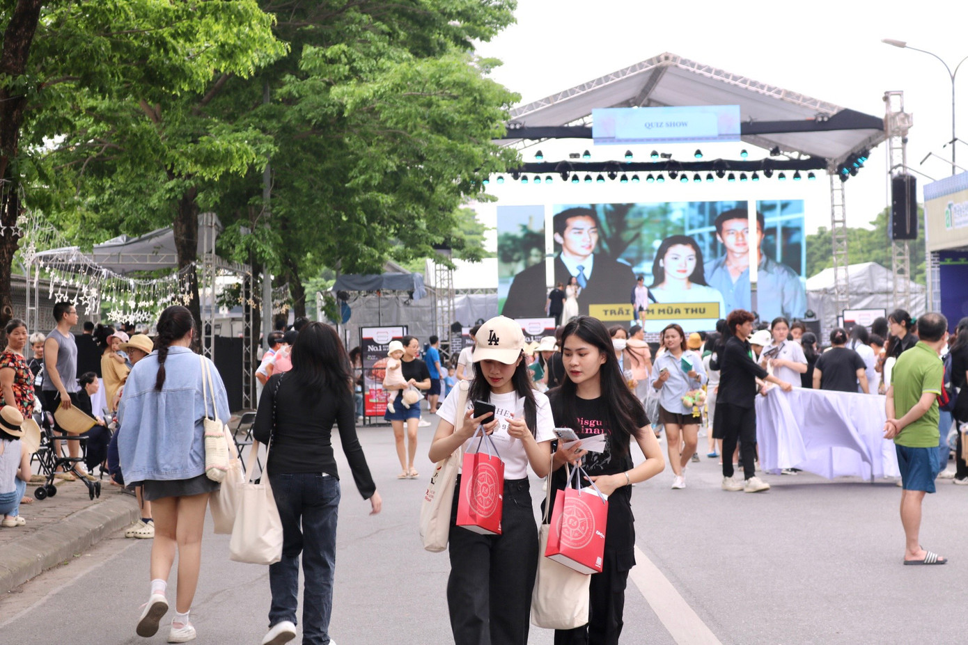 Đây là lần thứ 3 Con đường văn hóa Hàn Quốc được tổ chức, thu hút hàng nghìn bạn trẻ tới check-in.