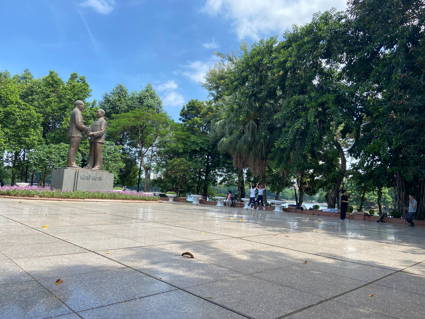 Công viên Thống Nhất với diện tích khoảng 50ha, có vị trí đắc địa nằm ngay trung tâm Thủ đô nên thu hút nhiều người dân đến vui chơi mỗi ngày, kể cả ngày thường người dân đến công viên tập thể dục cũng rất đông. Sau hàng chục năm hoạt động, mặc dù đã liên tục được cải tạo nhưng nhiều hạng mục bên trong công viên cũng đã xuống cấp. Công viên Thống Nhất với diện tích khoảng 50ha, có vị trí đắc địa nằm ngay trung tâm Thủ đô nên thu hút nhiều người dân đến vui chơi mỗi ngày, kể cả ngày thường người dân đến công viên tập thể dục cũng rất đông. Sau hàng chục năm hoạt động, mặc dù đã liên tục được cải tạo nhưng nhiều hạng mục bên trong công viên cũng đã xuống cấp.