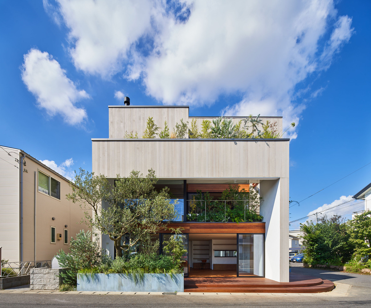 Tầng trệt của ngôi nhà là văn phòng nhưng đồng thời cũng là một không gian mở với cộng đồng địa phương. Tầng trệt của ngôi nhà là văn phòng nhưng đồng thời cũng là một không gian mở với cộng đồng địa phương.