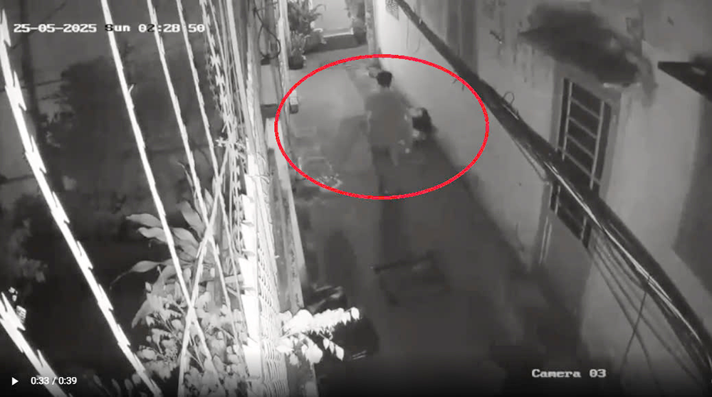 Camera an ninh ghi nhận cảnh Nguyễn Ngọc C. mang thi thể mẹ ra vứt ở đường lúc rạng sáng. Ảnh: Người dân cung cấp. Camera an ninh ghi nhận cảnh Nguyễn Ngọc C. mang thi thể mẹ ra vứt ở đường lúc rạng sáng. Ảnh: Người dân cung cấp.