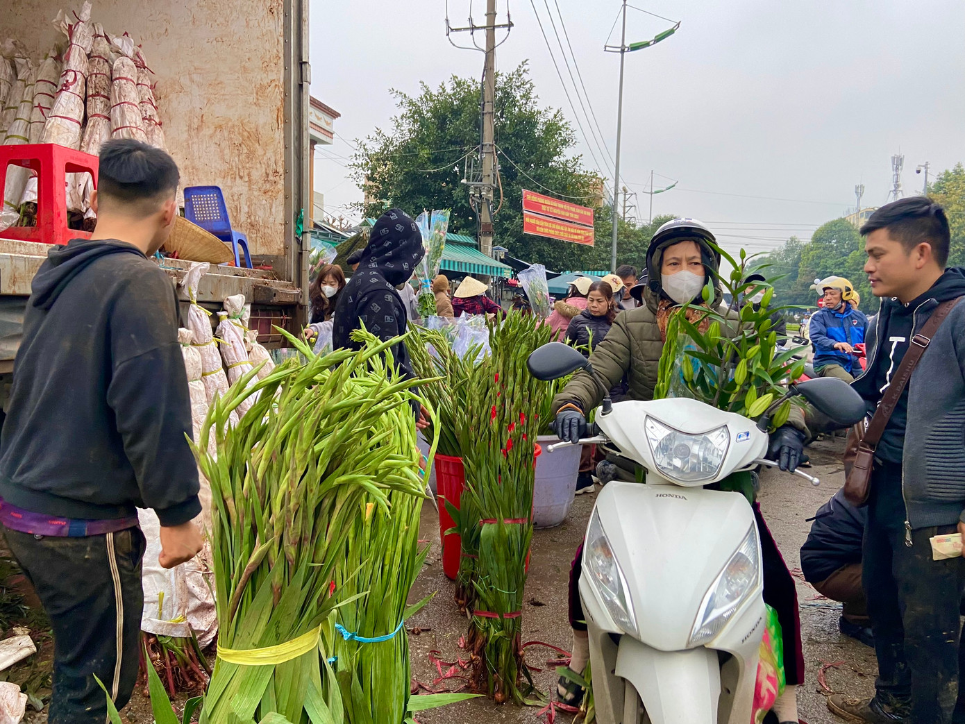 Người dân chen nhau mua hoa để kịp về chơi Tết.