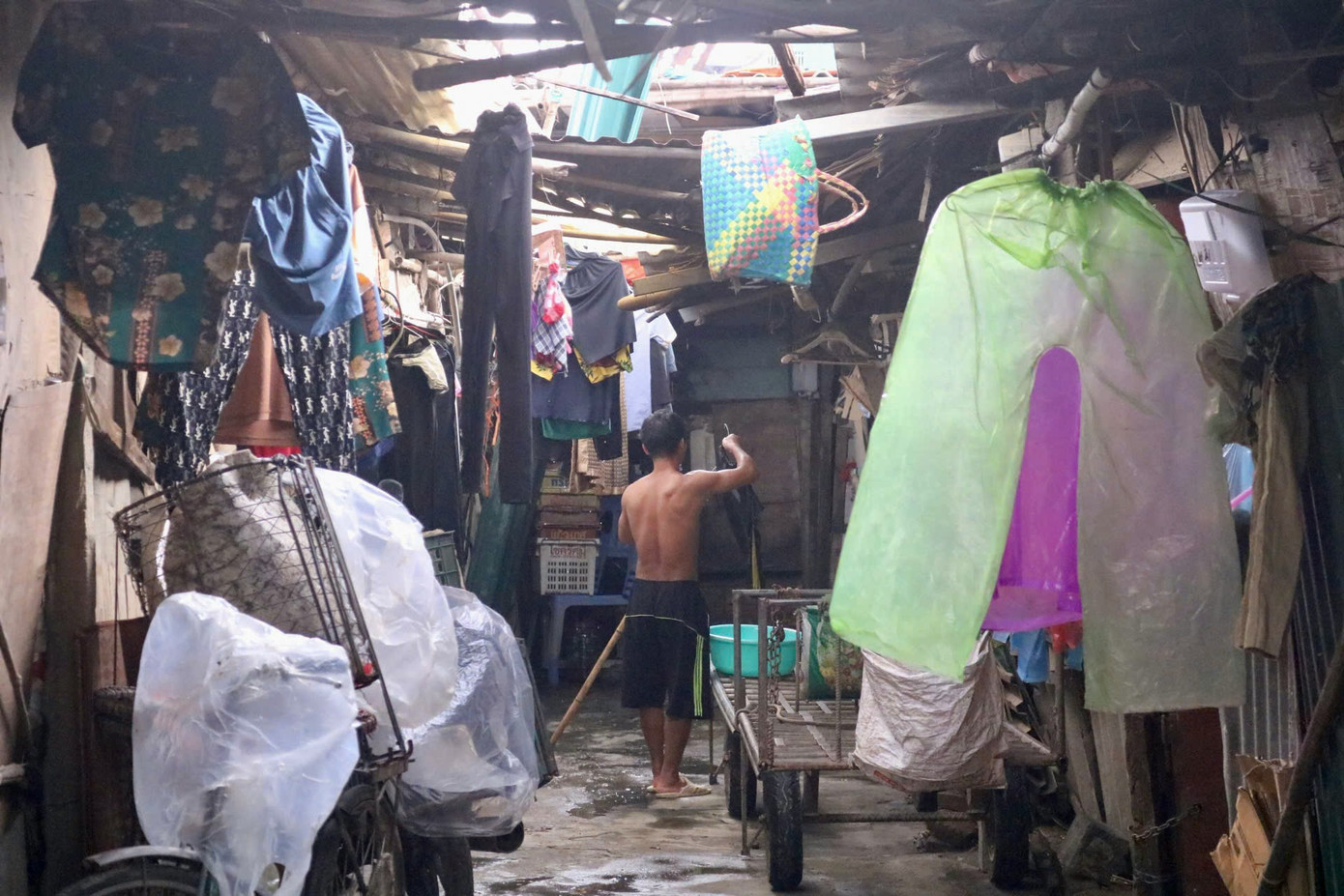 Quần áo sau những hôm mưa lũ gần như bị ướt, bẩn nên nhà nào cũng phải giặt hết lại một lượt. Quần áo sau những hôm mưa lũ gần như bị ướt, bẩn nên nhà nào cũng phải giặt hết lại một lượt.