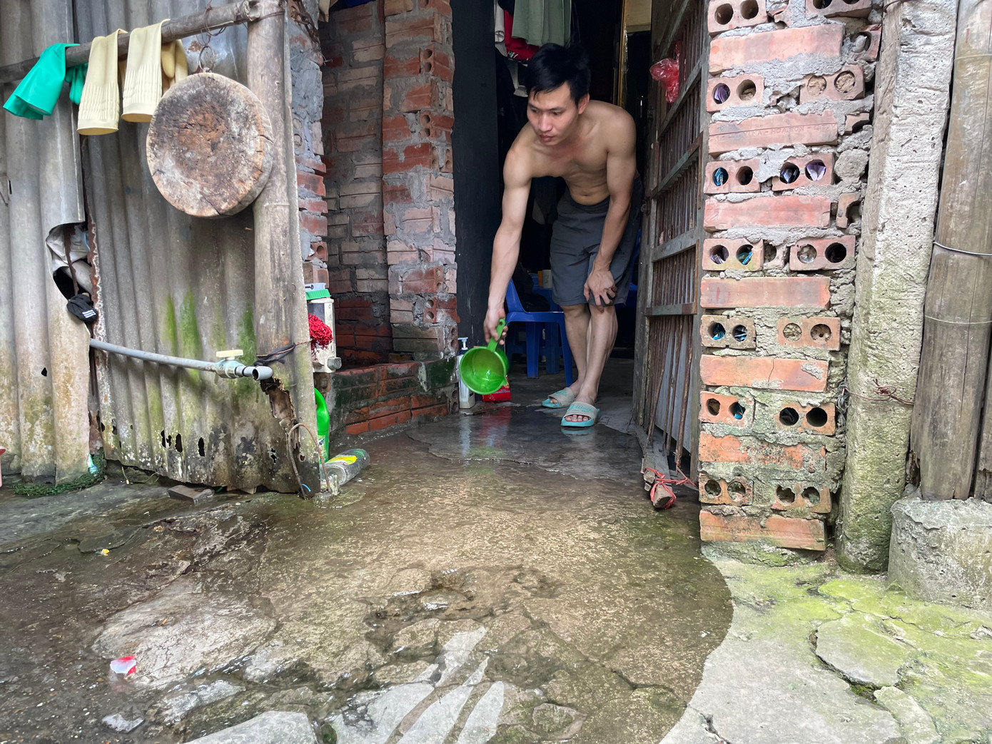 Không chỉ làm mát mái mà sàn nhà cũng thường xuyên được anh làm mát bằng cách dội nước.