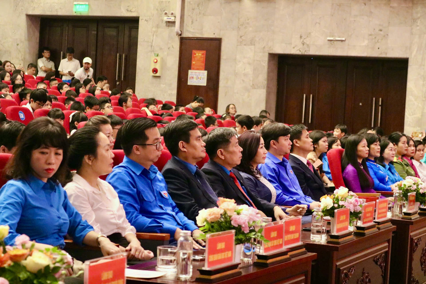 Dự và động viên các em tại Lễ Tuyên dương có đồng chí Nguyễn Thị Thu Hiền, Phó Chủ tịch Hội Liên hiệp Phụ nữ Việt Nam; đồng chí Ngọ Duy Hiểu, Phó Chủ tịch Tổng Liên đoàn Lao động Việt Nam, Chủ tịch Công đoàn Viên chức Việt Nam; đồng chí Nguyễn Minh Triết, Bí thư Trung ương Đoàn Thanh niên Cộng sản Hồ Chí Minh, Chủ tịch Trung ương Hội sinh viên Việt Nam. Dự và động viên các em tại Lễ Tuyên dương có đồng chí Nguyễn Thị Thu Hiền, Phó Chủ tịch Hội Liên hiệp Phụ nữ Việt Nam; đồng chí Ngọ Duy Hiểu, Phó Chủ tịch Tổng Liên đoàn Lao động Việt Nam, Chủ tịch Công đoàn Viên chức Việt Nam; đồng chí Nguyễn Minh Triết, Bí thư Trung ương Đoàn Thanh niên Cộng sản Hồ Chí Minh, Chủ tịch Trung ương Hội sinh viên Việt Nam.