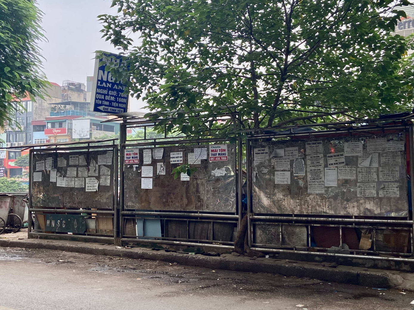 Bạn Lê Thùy Vân (quận Thanh Xuân) cho biết: "Mình thấy biển quảng cáo rao vặt hiện nay chưa phát huy được hiệu quả, nhiều nơi còn hư hỏng, xuống cấp nghiêm trọng, làm ảnh hưởng đến mỹ quan đô thị. Trong khi đó tại nhiều gốc cột điện, trụ điện, tường rào nhà người dân tình trạng tờ rơi quảng cáo còn tràn lan, dày đặc. Mình mong rằng cơ quan chức năng sớm vào cuộc để chỉnh đốn những tồn đọng hiện có, phát huy được vai trò vốn có của biển quảng cáo rao vặt miễn phí, trả lại mỹ quan đô thị".