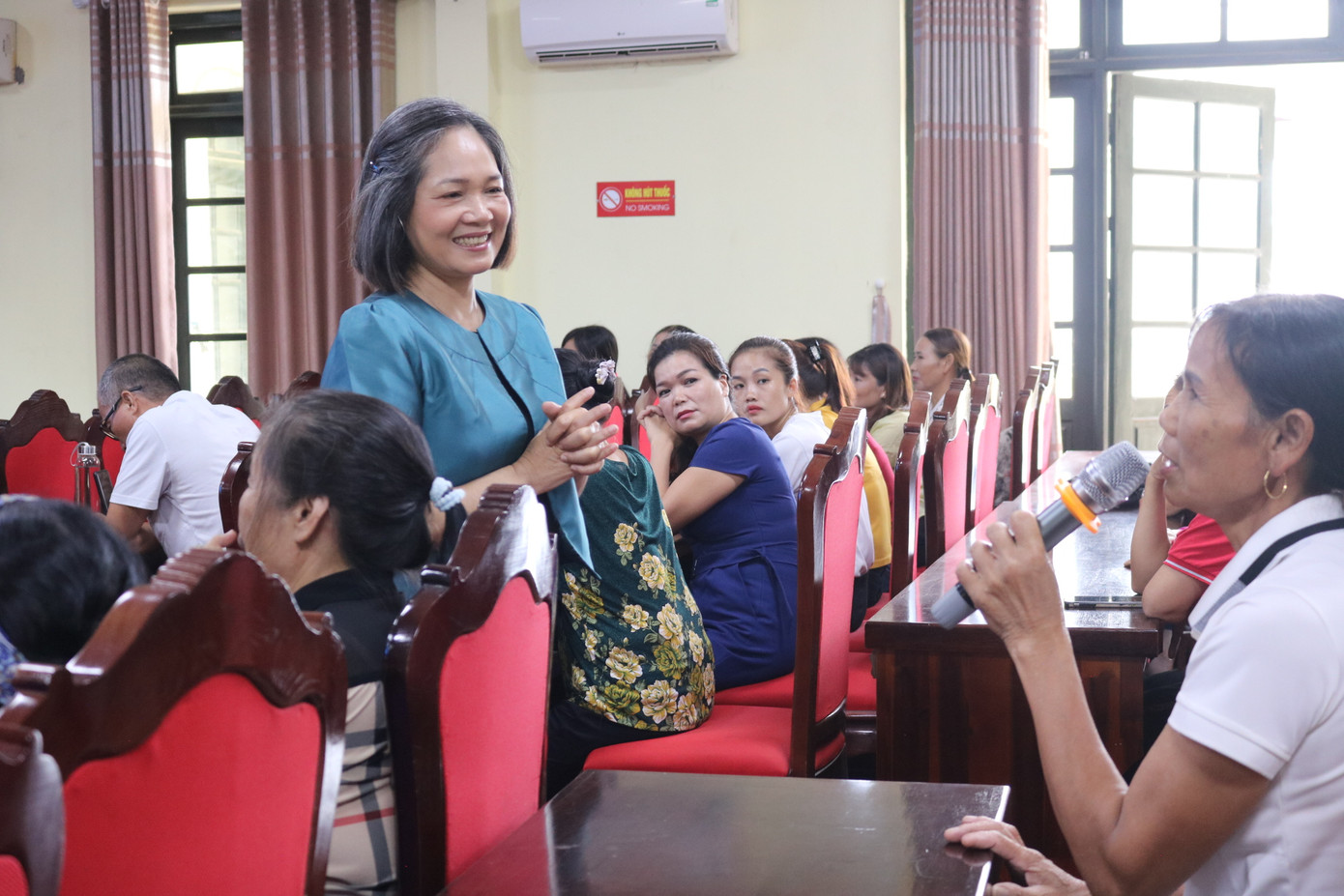 Bà Trần Thu Thủy, chuyên gia Giới và Phát triển, Nguyên Chánh Văn phòng TƯ Hội LHPN Việt Nam trao đổi với người dân xã Yên Bình về vấn đề bình đẳng giới. Bà Trần Thu Thủy, chuyên gia Giới và Phát triển, Nguyên Chánh Văn phòng TƯ Hội LHPN Việt Nam trao đổi với người dân xã Yên Bình về vấn đề bình đẳng giới.