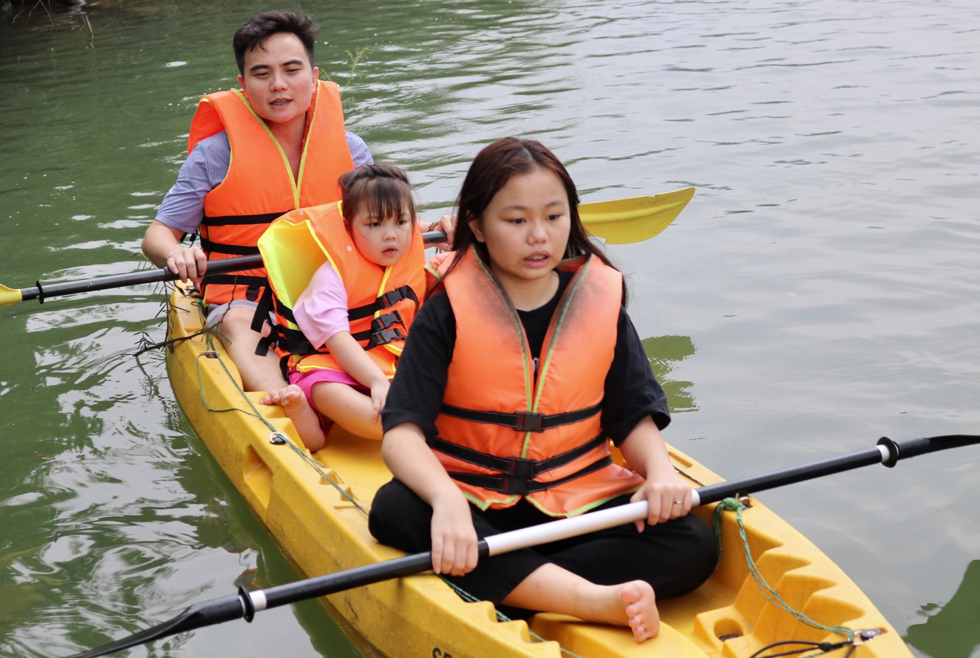 Anh Long cho biết, hồ Đồng Đò là một hồ nước sâu. Để đảm bảo an toàn nhà thuyền sẽ giới hạn số người trên một thuyền là không quá 3 người đối với người lớn và không quá 4 người nếu có cả trẻ em. Nhà thuyền sẽ dặn kỹ du khách luôn mặc áo phao và không được tự ý nhảy xuống thuyền trong quá trình chèo thuyền. Anh Long cho biết, hồ Đồng Đò là một hồ nước sâu. Để đảm bảo an toàn nhà thuyền sẽ giới hạn số người trên một thuyền là không quá 3 người đối với người lớn và không quá 4 người nếu có cả trẻ em. Nhà thuyền sẽ dặn kỹ du khách luôn mặc áo phao và không được tự ý nhảy xuống thuyền trong quá trình chèo thuyền.
