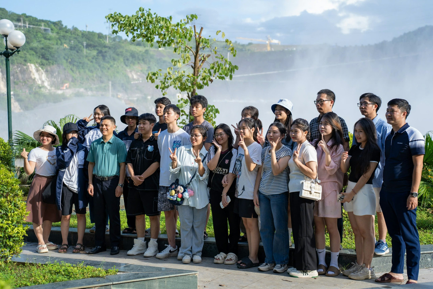 Nhiều đoàn khách tham quan không quên chụp tấm hình lưu lại khoảnh khắc đập thủy điện xả lũ.