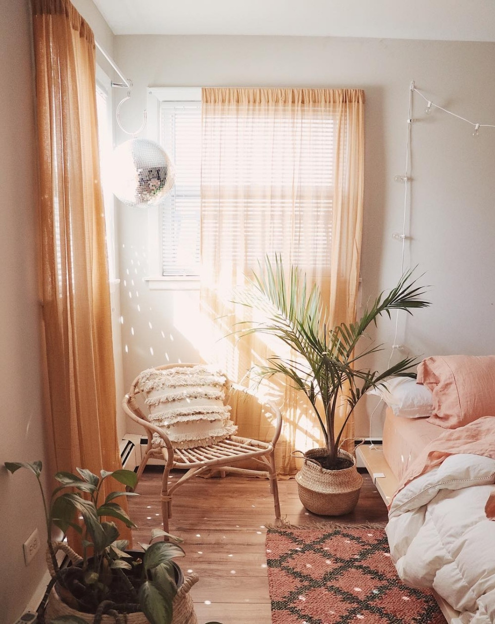 Ngôi nhà được xây ở hướng Tây sẽ được đón nhận ánh nắng gắt gao vào buổi chiều. (Ảnh: Corona Today) Ngôi nhà được xây ở hướng Tây sẽ được đón nhận ánh nắng gắt gao vào buổi chiều. (Ảnh: Corona Today)