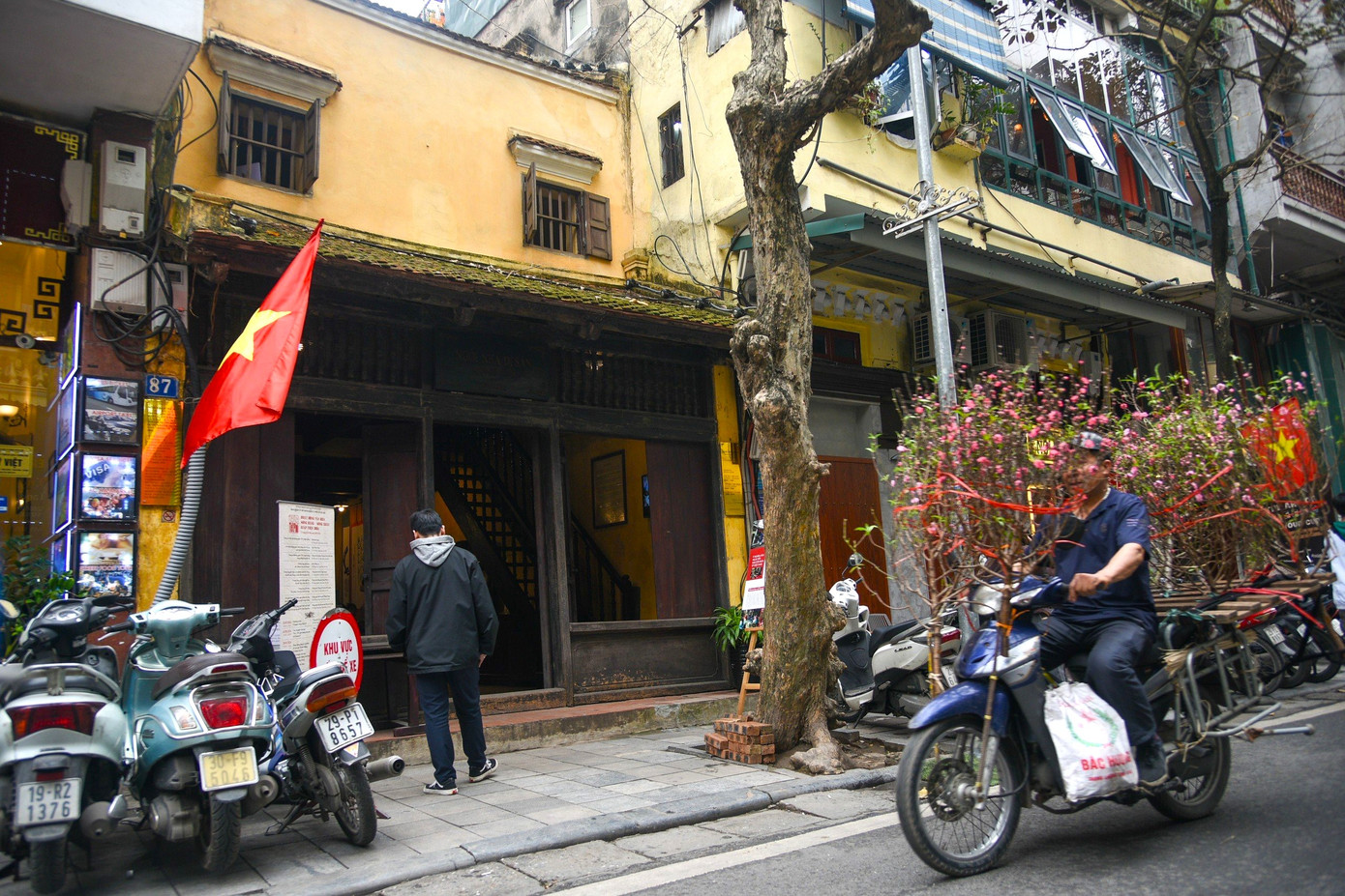 Nằm trong chuỗi hoạt động văn hóa Mừng Đảng - mừng Xuân với chủ đề "Tết Việt - Tết Phố 2024", tại Ngôi nhà di sản 87 Mã Mây đang diễn ra hoạt động gói, luộc bánh chưng đón Tết cổ truyền theo cách của người Hà Nội xưa.