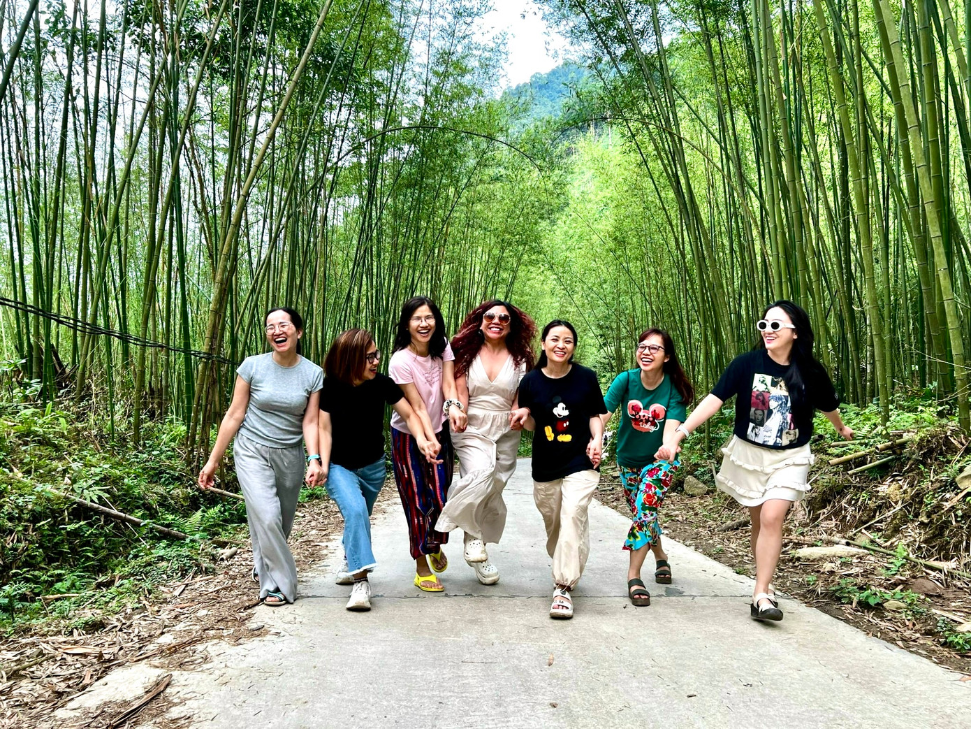 Nhóm nữ du khách đến từ Hà Nội chụp ảnh lưu niệm tại rừng trúc Pù Lầu